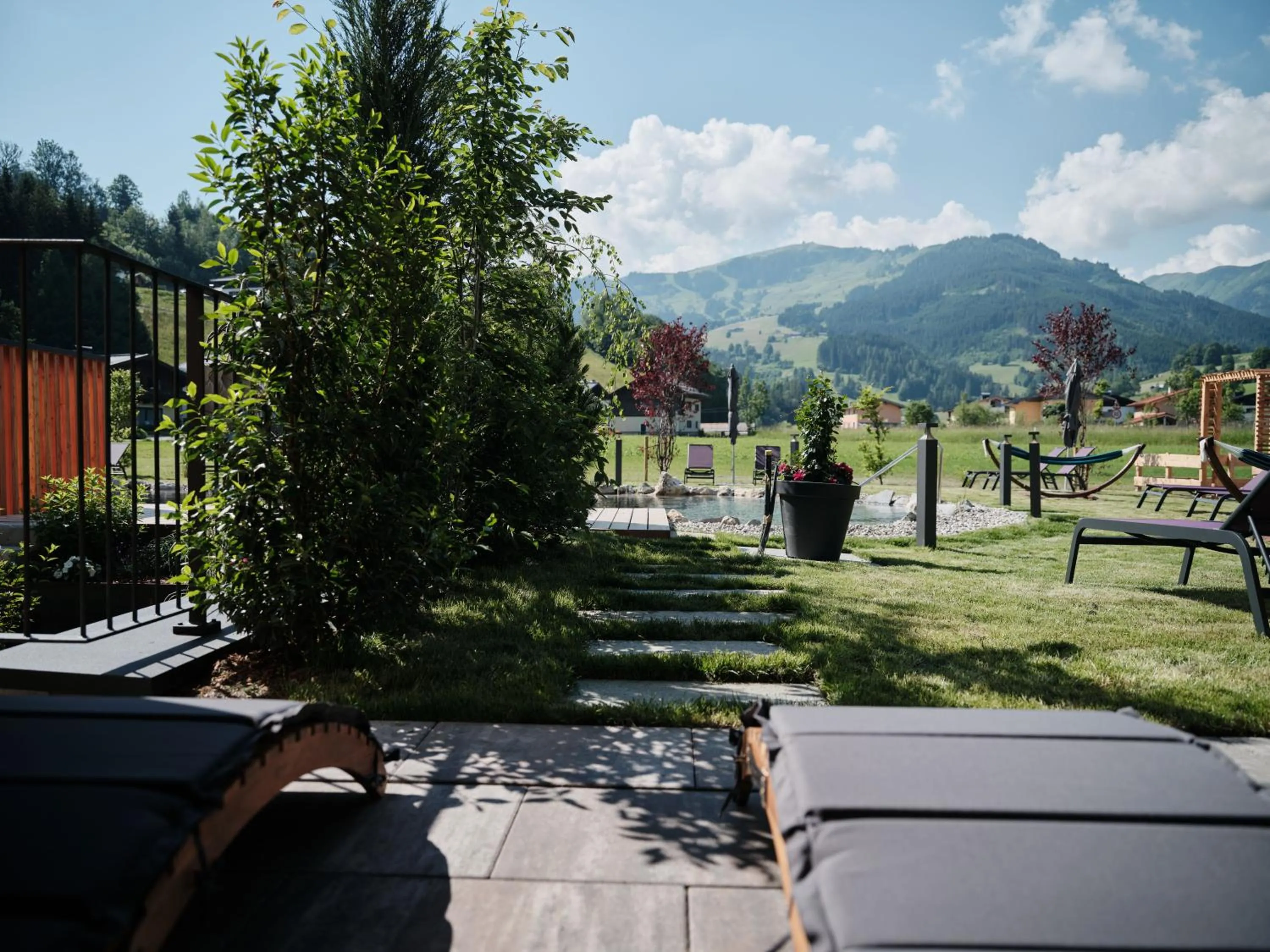 Garden in Wellness und Brunch Hotel MorgenZeit beheizter Naturpool mit Sandstrand Genuss Frühstück bis 13 Uhr Hochkönig Sommercard