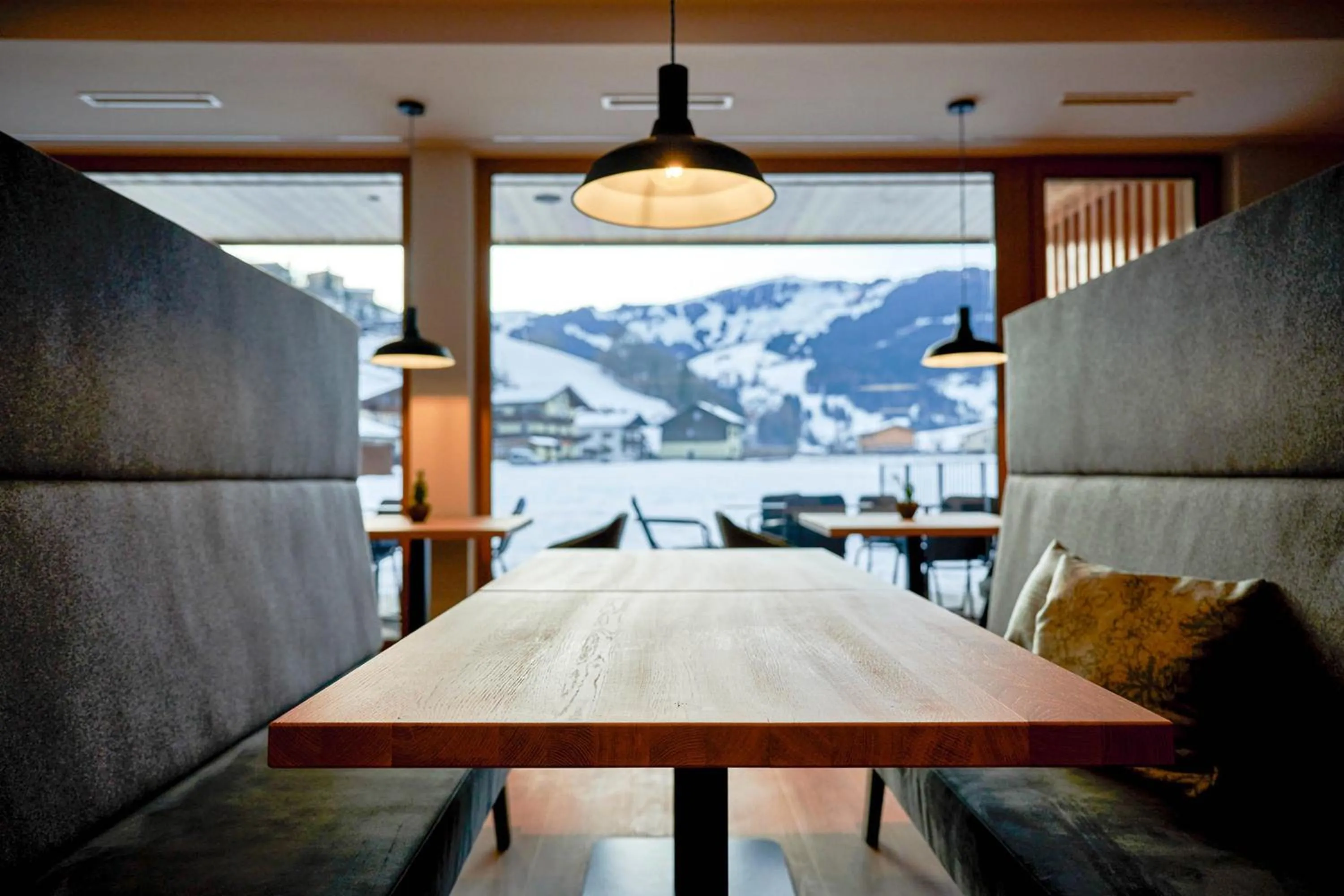 Dining area in Wellness und Brunch Hotel MorgenZeit beheizter Naturpool mit Sandstrand Genuss Frühstück bis 13 Uhr Hochkönig Sommercard
