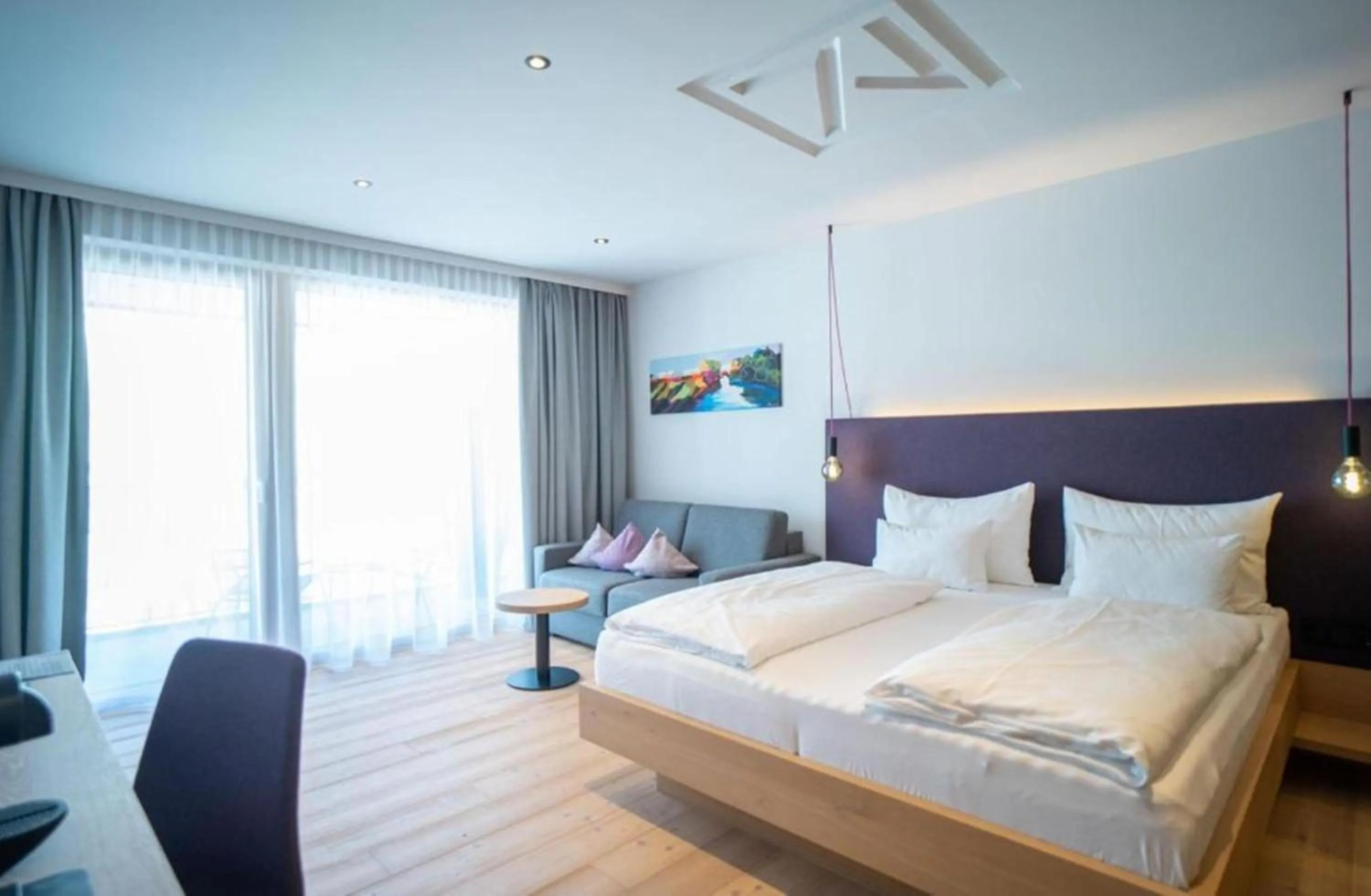 Photo of the whole room, Bed in Wellness und Brunch Hotel MorgenZeit beheizter Naturpool mit Sandstrand Genuss Frühstück bis 13 Uhr Hochkönig Sommercard