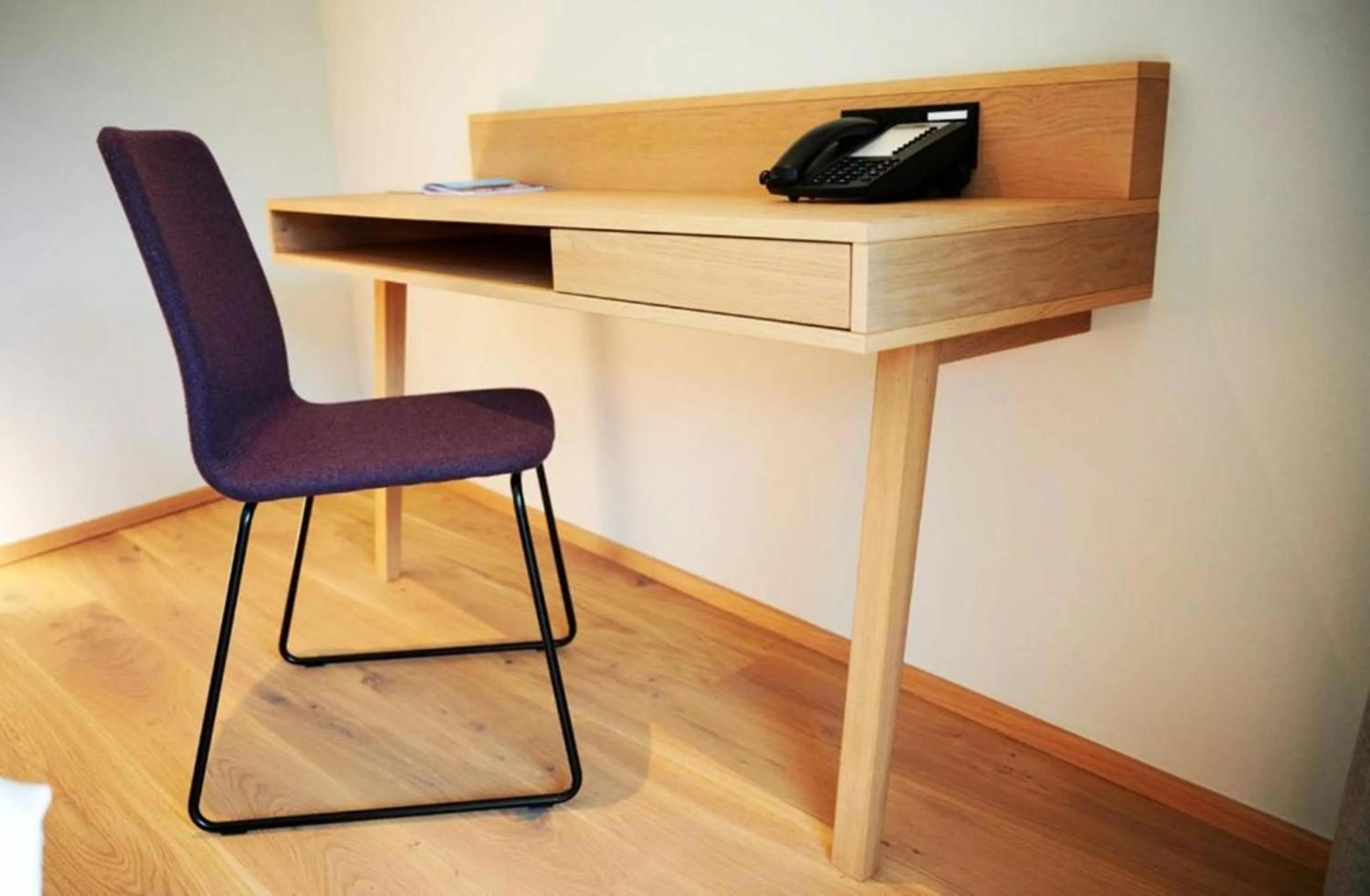 Seating area in Wellness und Brunch Hotel MorgenZeit beheizter Naturpool mit Sandstrand Genuss Frühstück bis 13 Uhr Hochkönig Sommercard