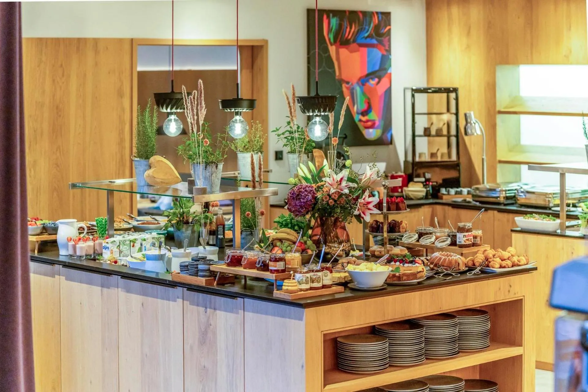 Buffet breakfast in Wellness und Brunch Hotel MorgenZeit beheizter Naturpool mit Sandstrand Genuss Frühstück bis 13 Uhr Hochkönig Sommercard