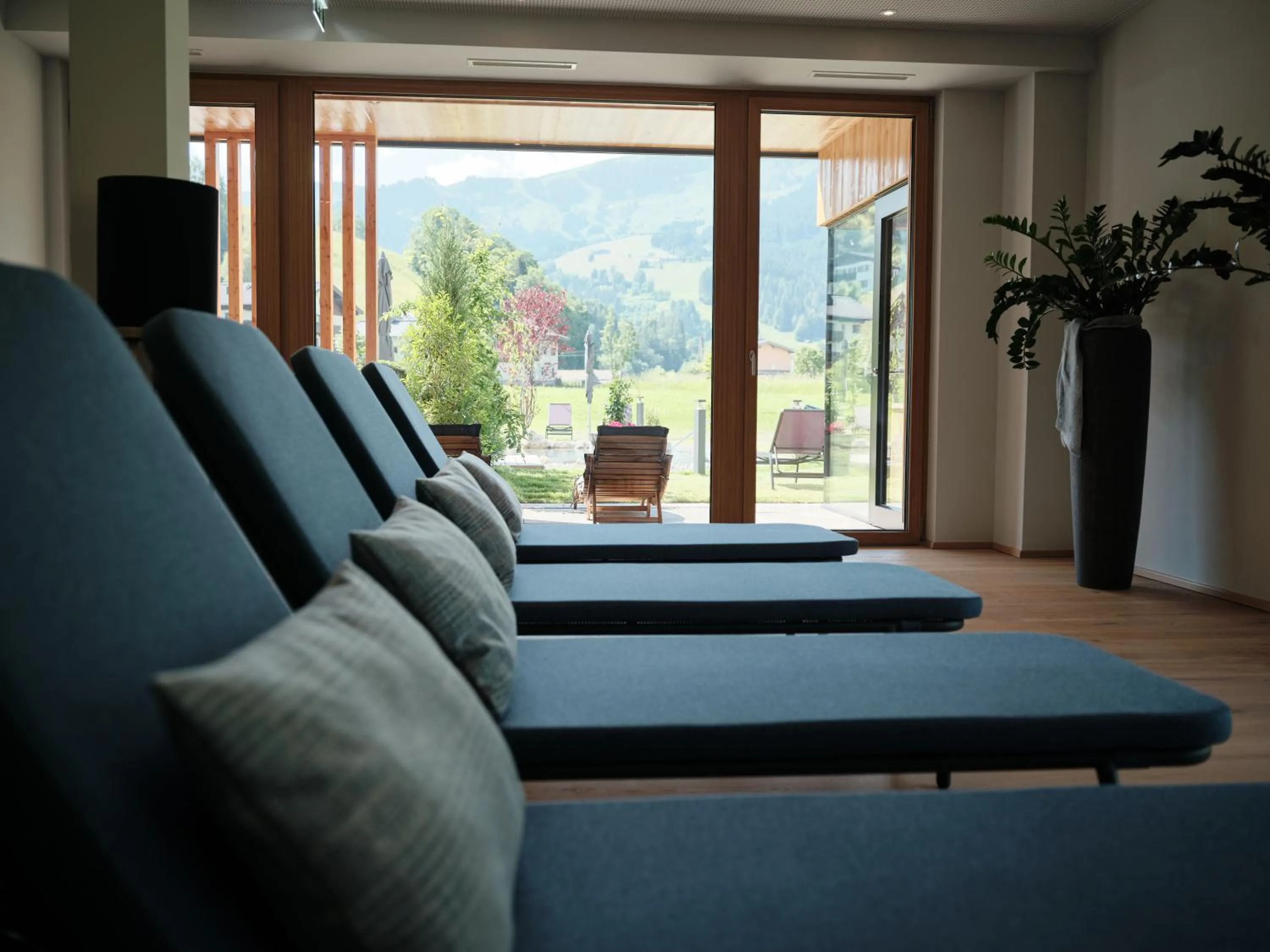 Spa and wellness centre/facilities in Wellness und Brunch Hotel MorgenZeit beheizter Naturpool mit Sandstrand Genuss Frühstück bis 13 Uhr Hochkönig Sommercard