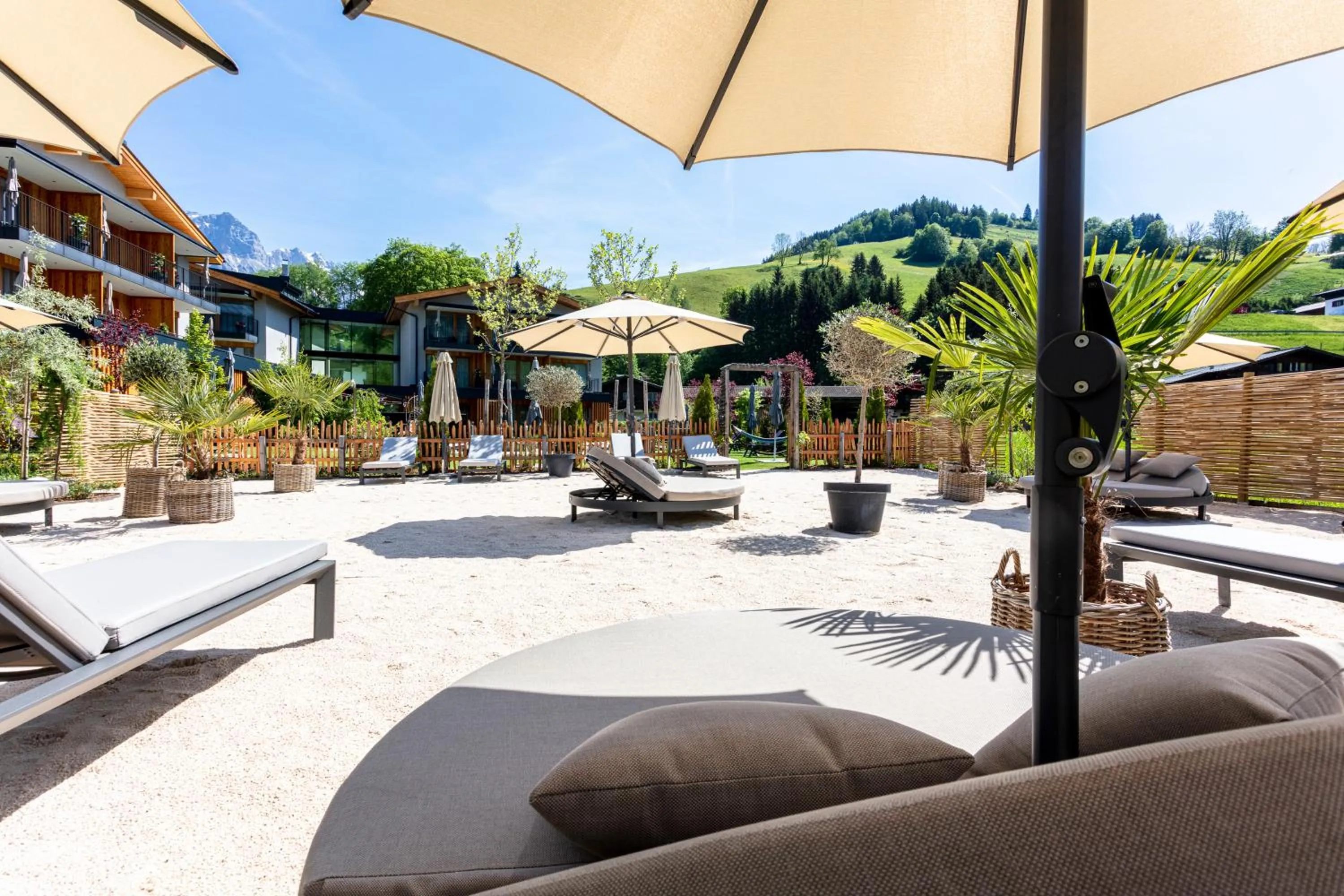 Property building in Wellness und Brunch Hotel MorgenZeit beheizter Naturpool mit Sandstrand Genuss Frühstück bis 13 Uhr Hochkönig Sommercard
