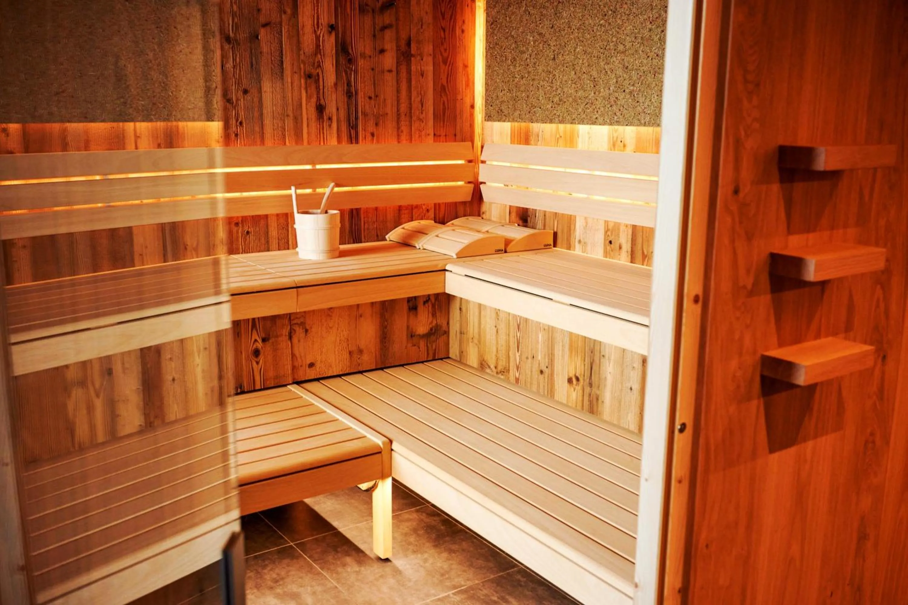 Sauna in Wellness und Brunch Hotel MorgenZeit beheizter Naturpool mit Sandstrand Genuss Frühstück bis 13 Uhr Hochkönig Sommercard