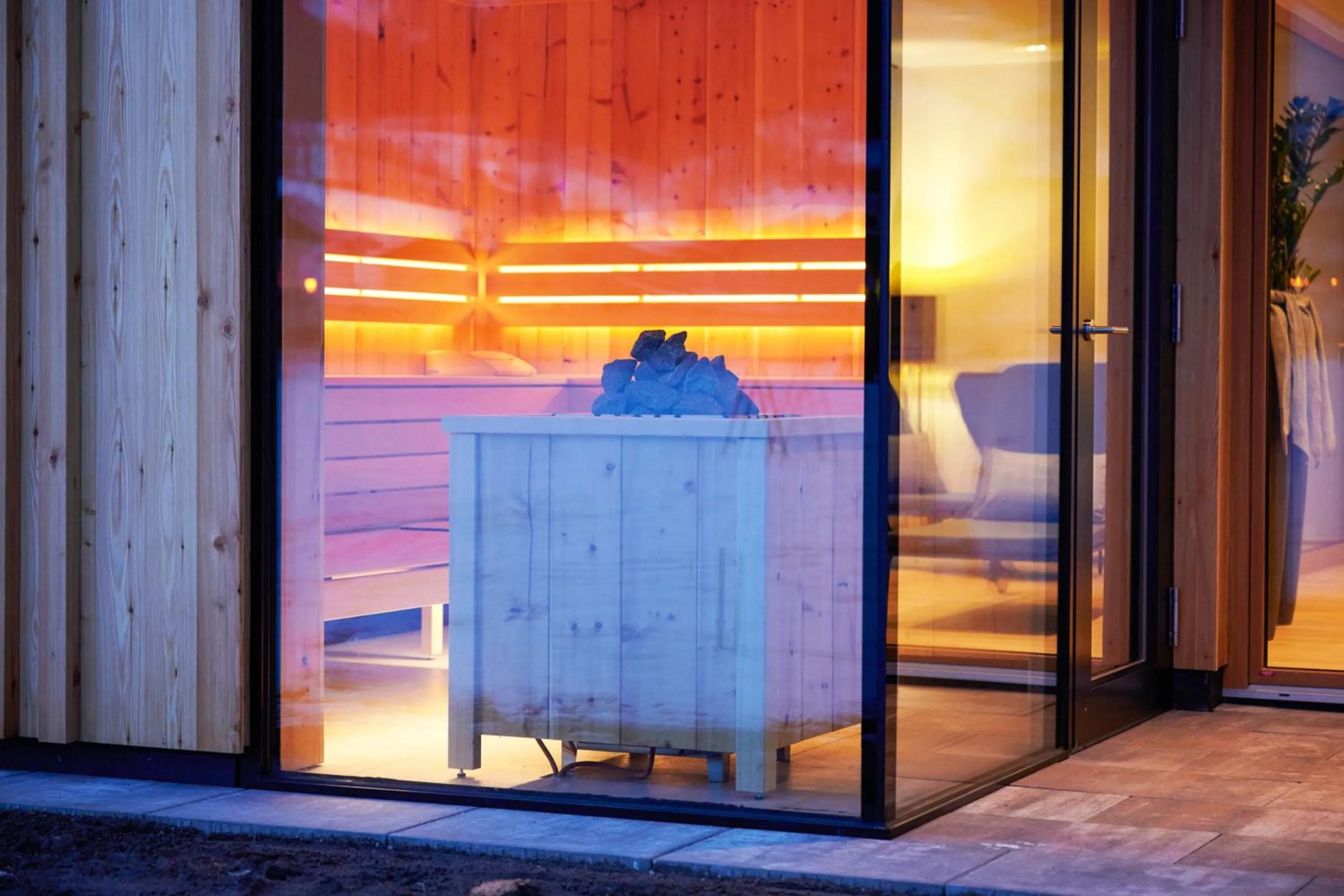 Sauna in Wellness und Brunch Hotel MorgenZeit beheizter Naturpool mit Sandstrand Genuss Frühstück bis 13 Uhr Hochkönig Sommercard