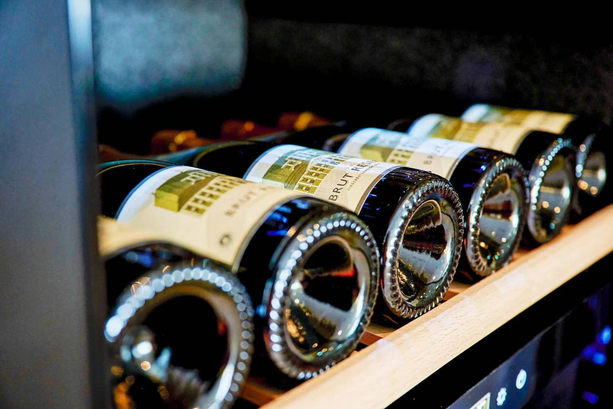 Drinks in Wellness und Brunch Hotel MorgenZeit beheizter Naturpool mit Sandstrand Genuss Frühstück bis 13 Uhr Hochkönig Sommercard