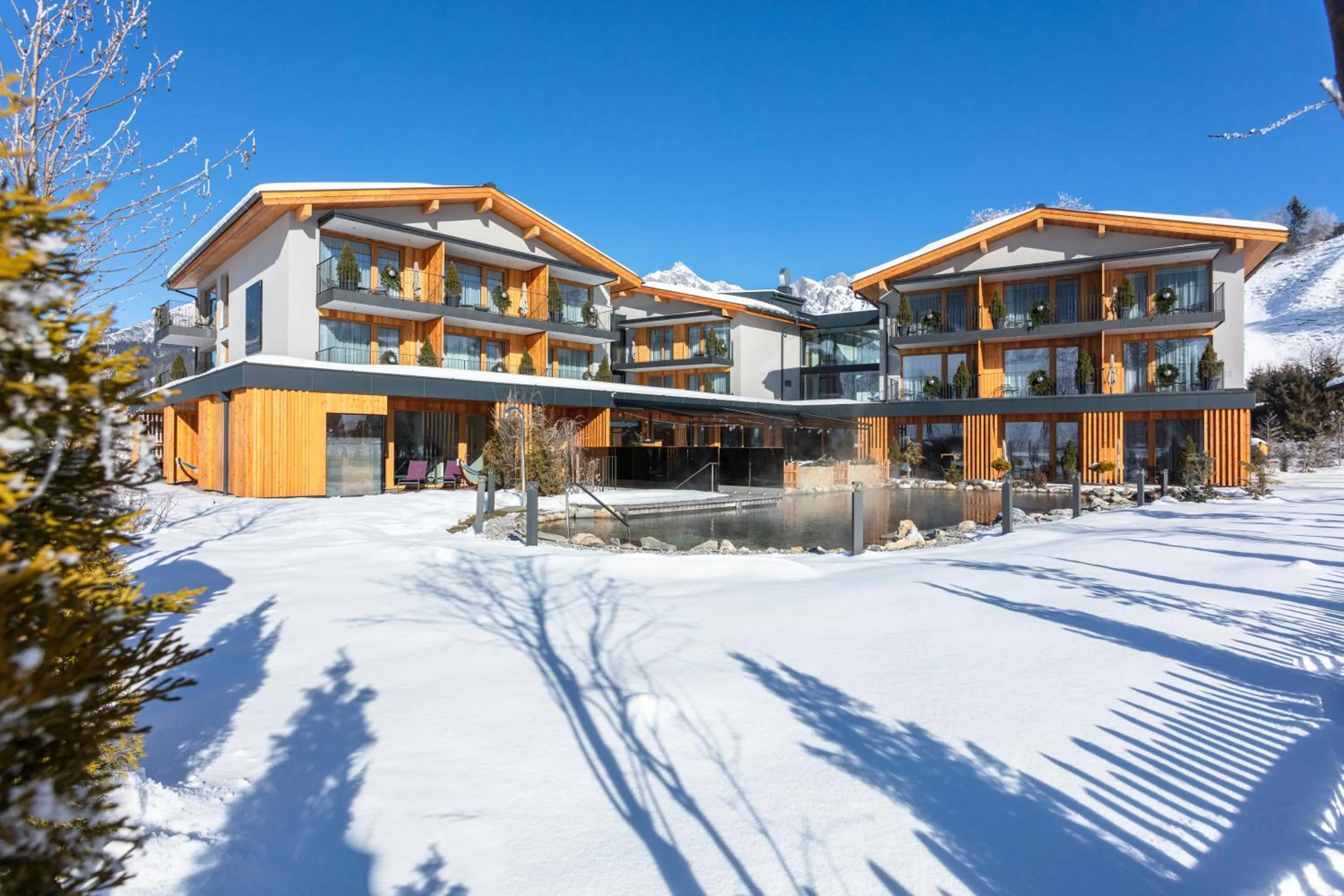 Winter in Wellness und Brunch Hotel MorgenZeit beheizter Naturpool mit Sandstrand Genuss Frühstück bis 13 Uhr Hochkönig Sommercard