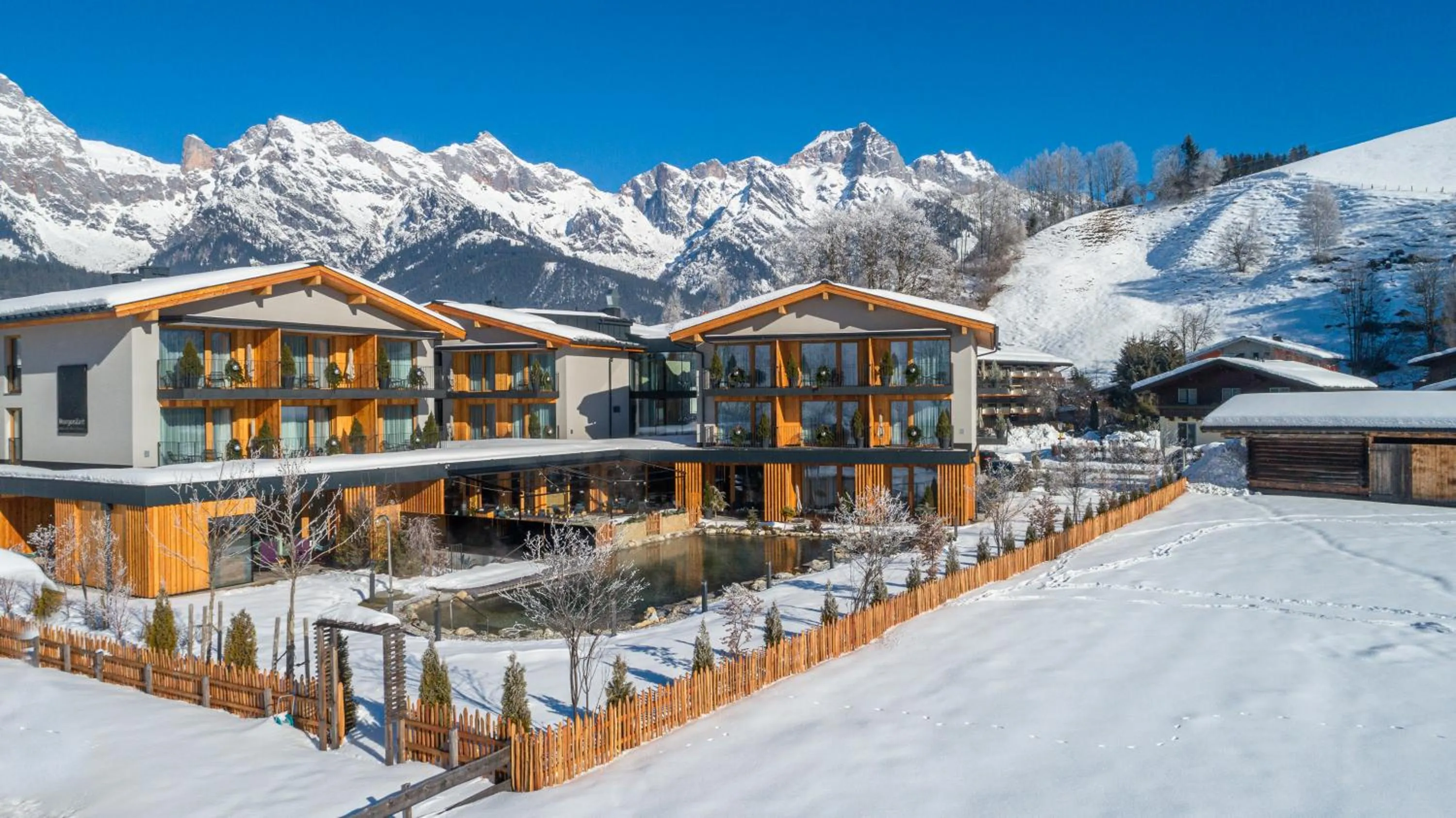 Property building in Wellness und Brunch Hotel MorgenZeit beheizter Naturpool mit Sandstrand Genuss Frühstück bis 13 Uhr Hochkönig Sommercard