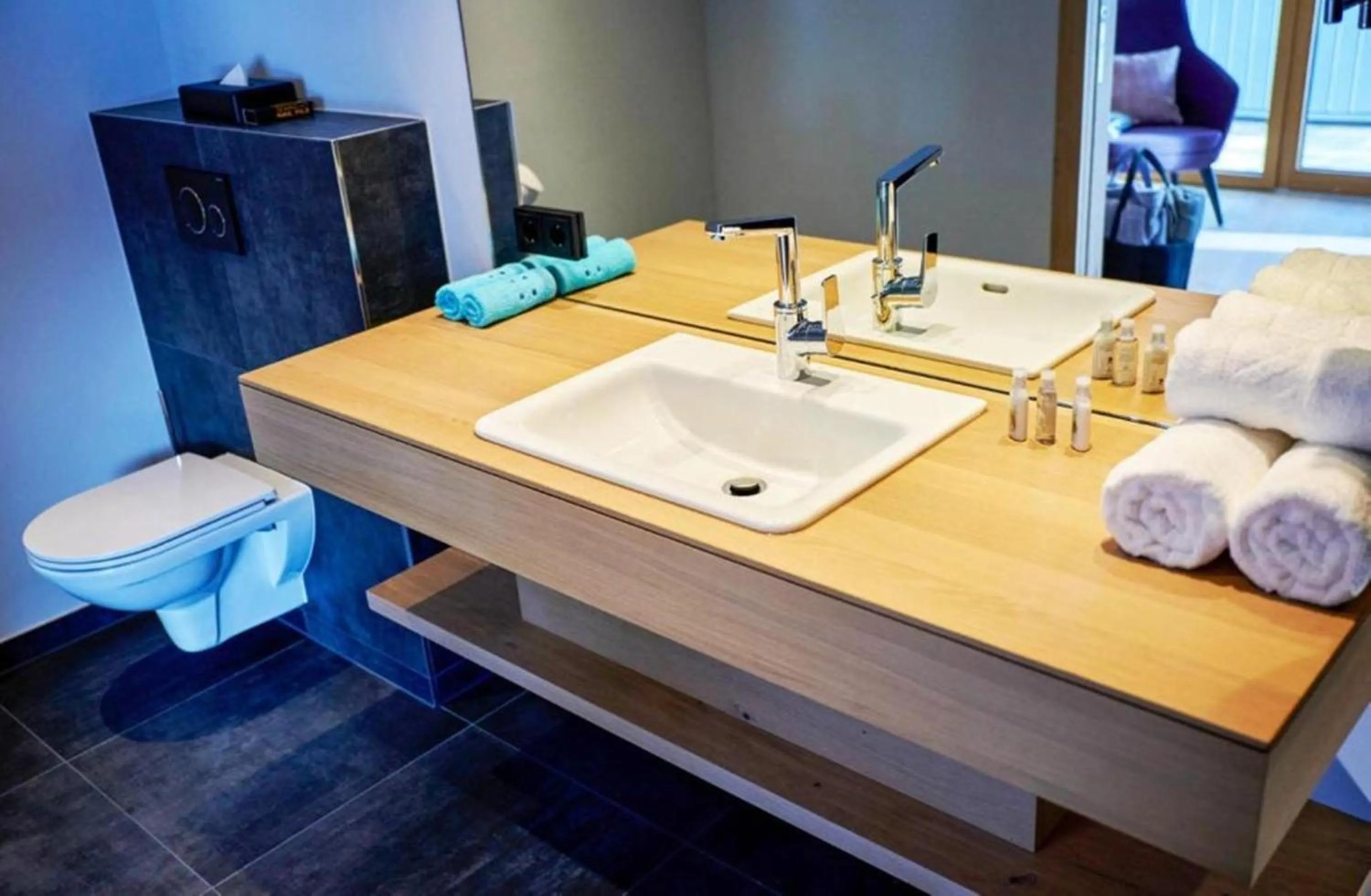 Bathroom in Wellness und Brunch Hotel MorgenZeit beheizter Naturpool mit Sandstrand Genuss Frühstück bis 13 Uhr Hochkönig Sommercard