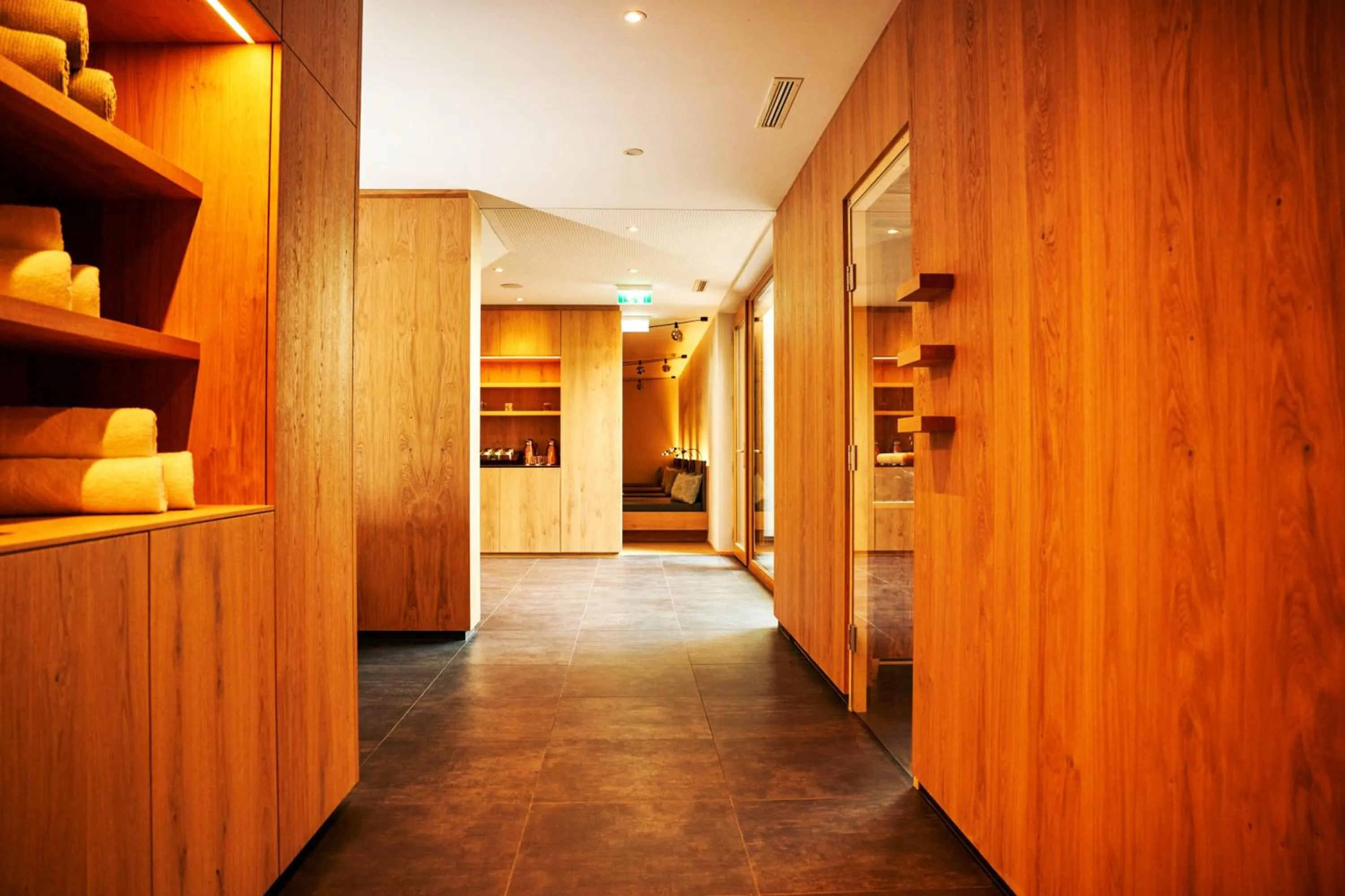 Spa and wellness centre/facilities in Wellness und Brunch Hotel MorgenZeit beheizter Naturpool mit Sandstrand Genuss Frühstück bis 13 Uhr Hochkönig Sommercard