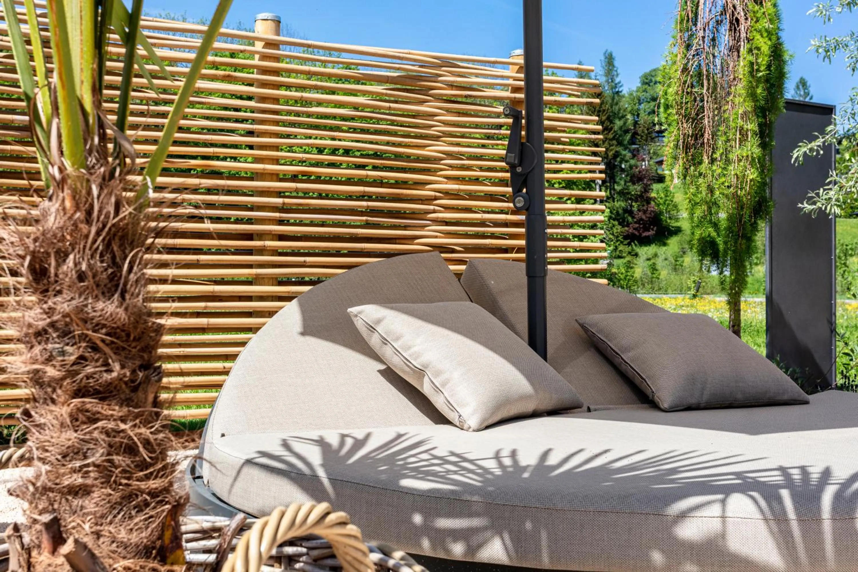 Swimming pool in Wellness und Brunch Hotel MorgenZeit beheizter Naturpool mit Sandstrand Genuss Frühstück bis 13 Uhr Hochkönig Sommercard