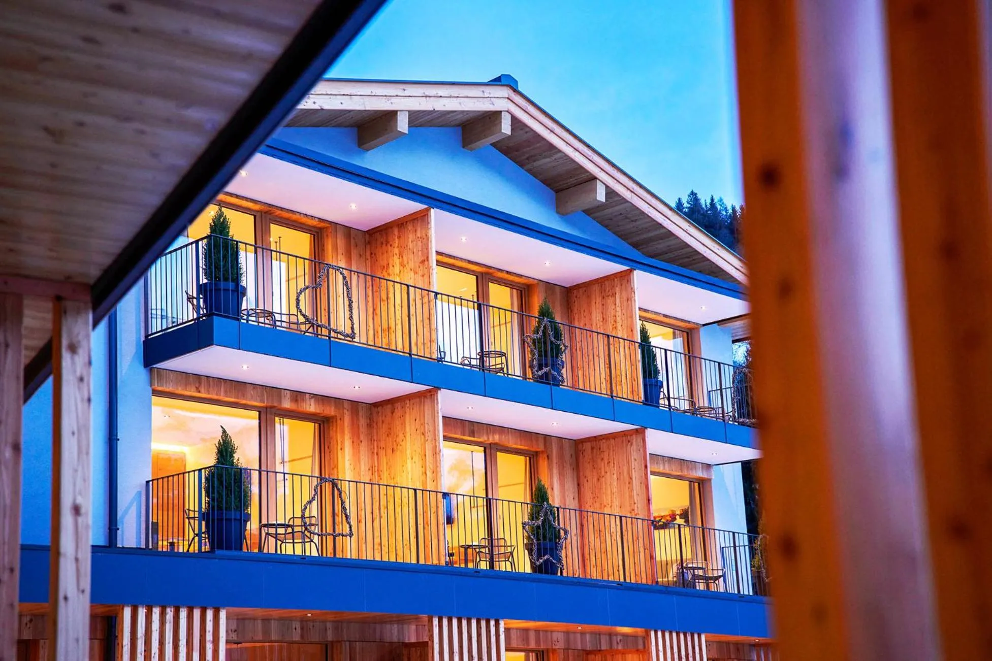 Property building in Wellness und Brunch Hotel MorgenZeit beheizter Naturpool mit Sandstrand Genuss Frühstück bis 13 Uhr Hochkönig Sommercard