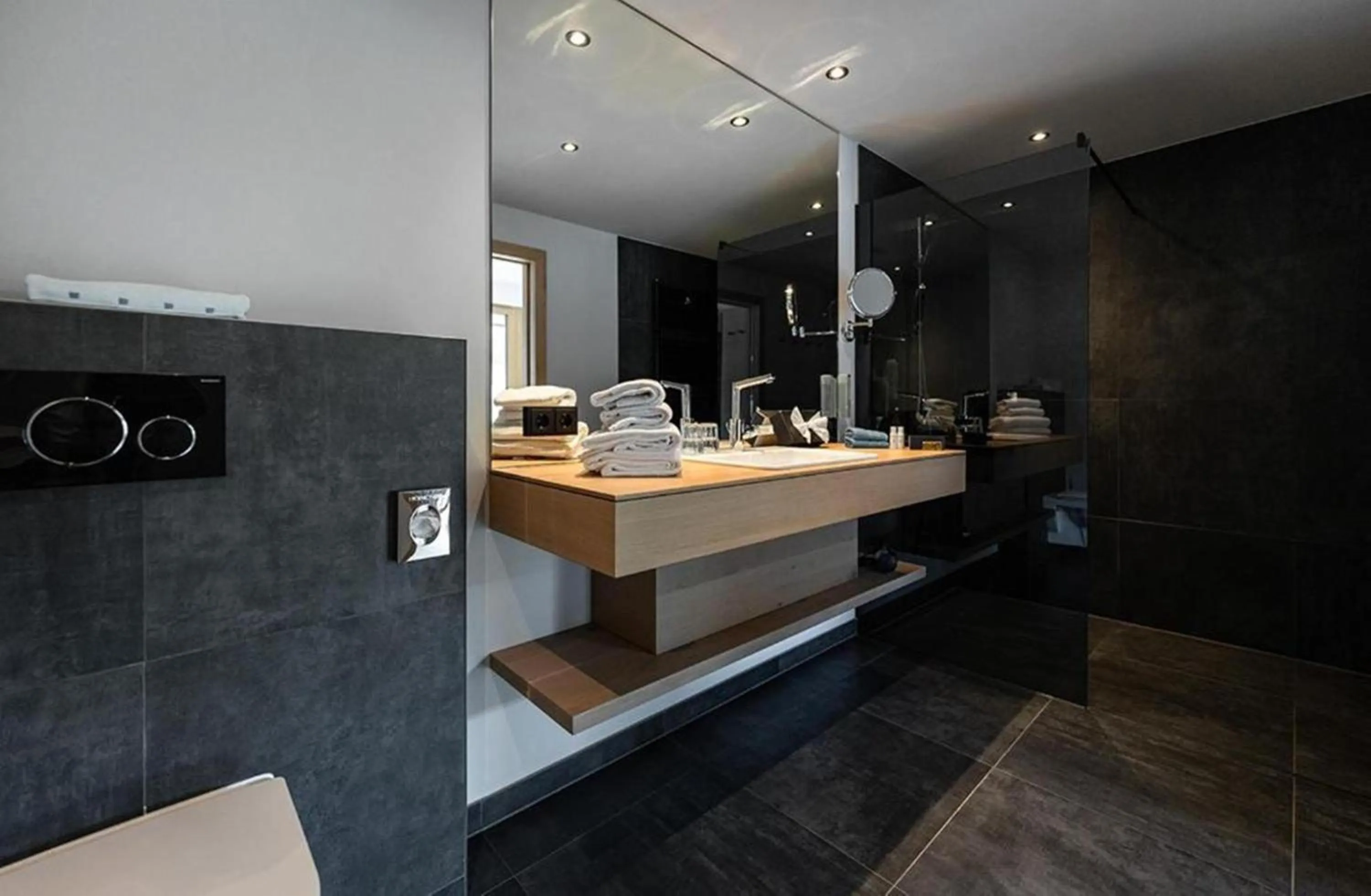 Bathroom in Wellness und Brunch Hotel MorgenZeit beheizter Naturpool mit Sandstrand Genuss Frühstück bis 13 Uhr Hochkönig Sommercard