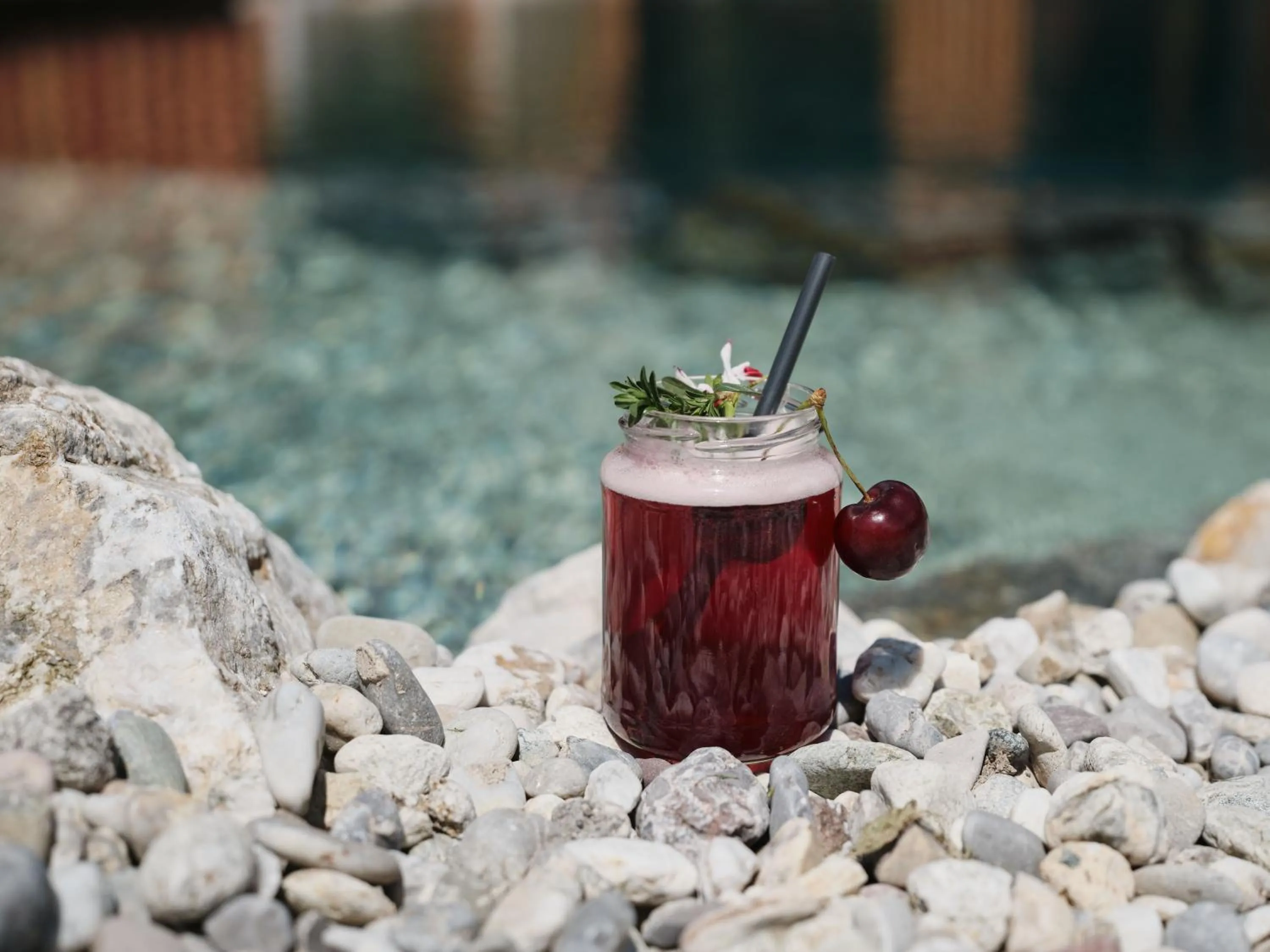 Drinks in Wellness und Brunch Hotel MorgenZeit beheizter Naturpool mit Sandstrand Genuss Frühstück bis 13 Uhr Hochkönig Sommercard