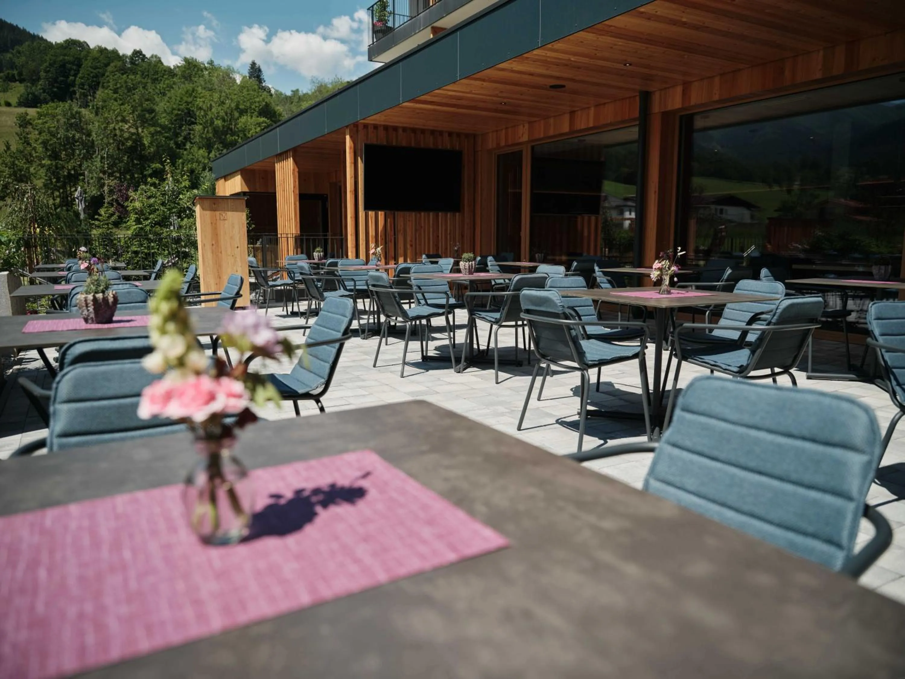 Balcony/Terrace in Wellness und Brunch Hotel MorgenZeit beheizter Naturpool mit Sandstrand Genuss Frühstück bis 13 Uhr Hochkönig Sommercard