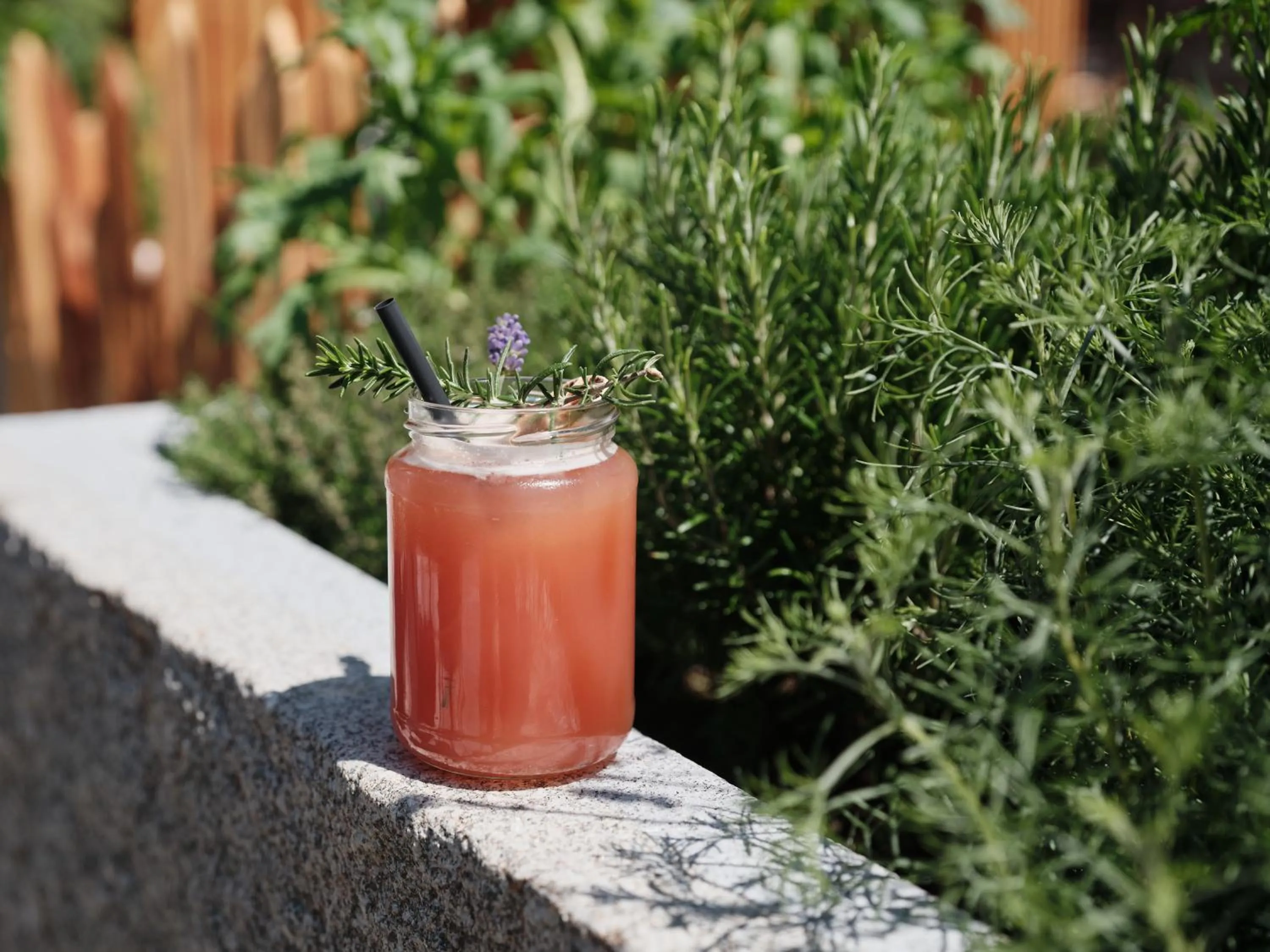 Drinks in Wellness und Brunch Hotel MorgenZeit beheizter Naturpool mit Sandstrand Genuss Frühstück bis 13 Uhr Hochkönig Sommercard