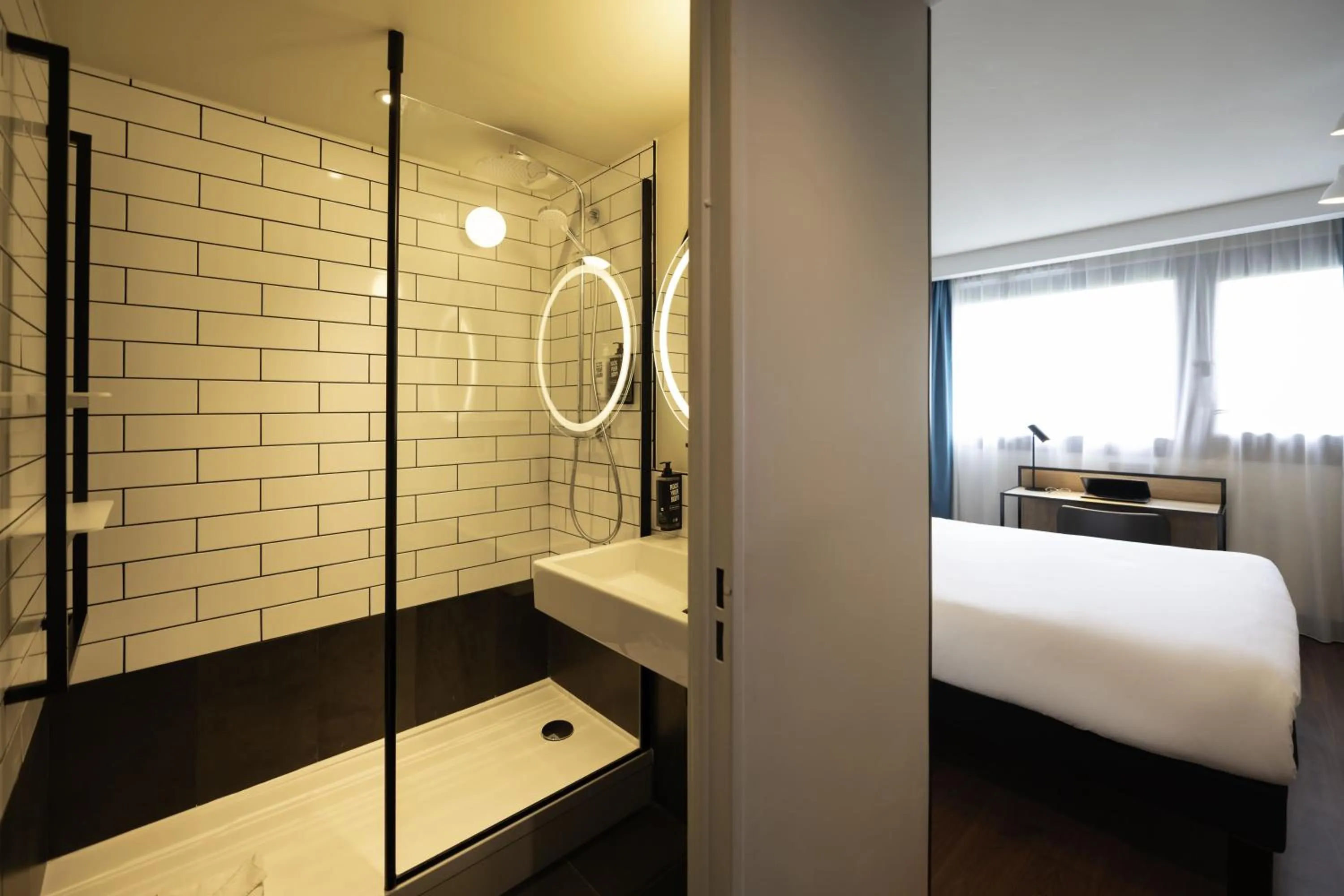 Bathroom, Bed in ibis Paris Gare de Lyon Diderot