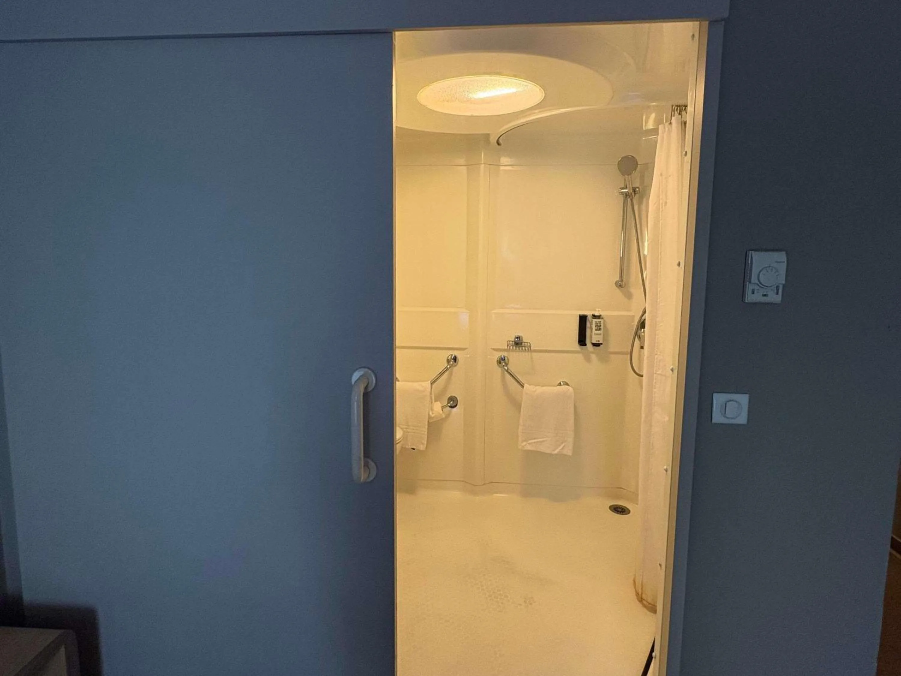 Bedroom in ibis Paris La Defense Courbevoie