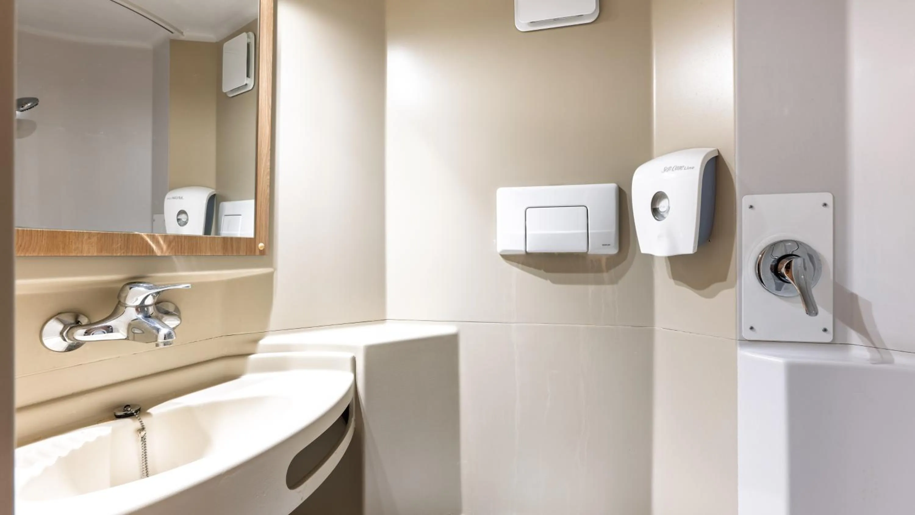 Bathroom in Premiere Classe Lille Nord Roncq