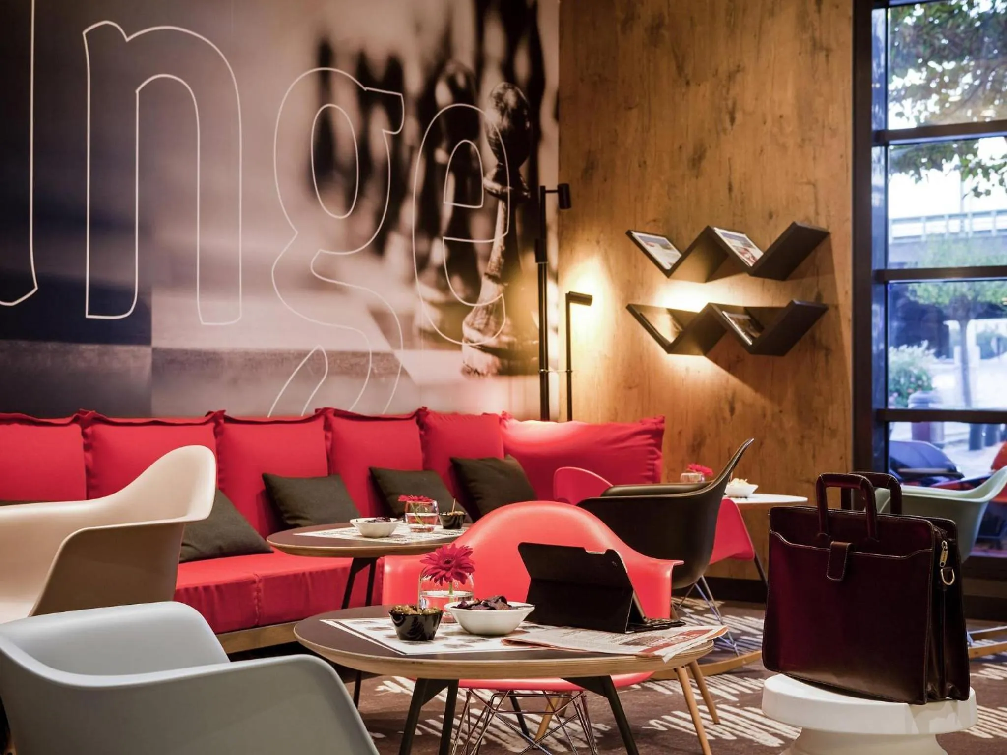 Lounge or bar in ibis Paris Porte de Clichy Centre