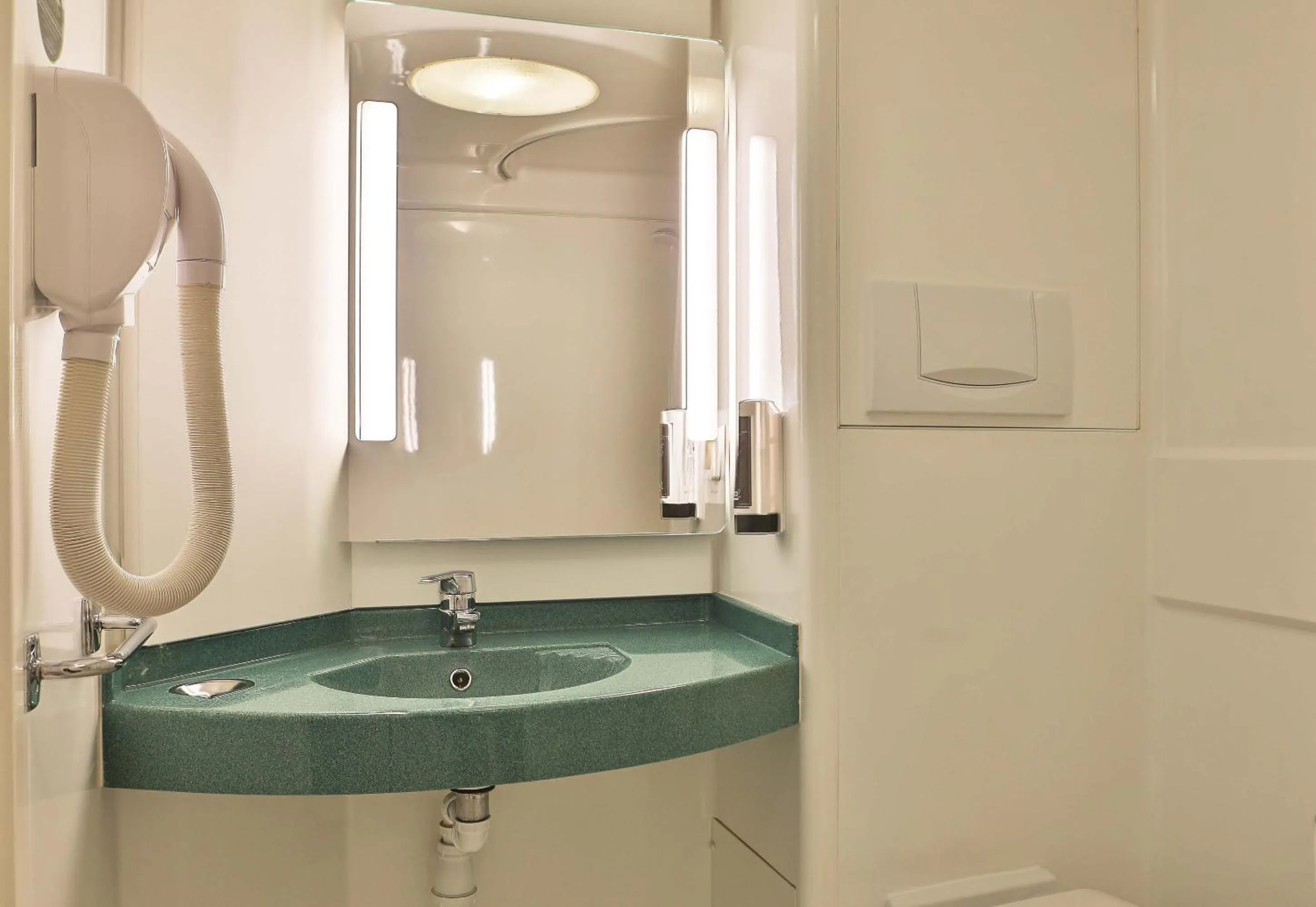 Bathroom in B&B HOTEL Les Sables-d'Olonne Centre Gare