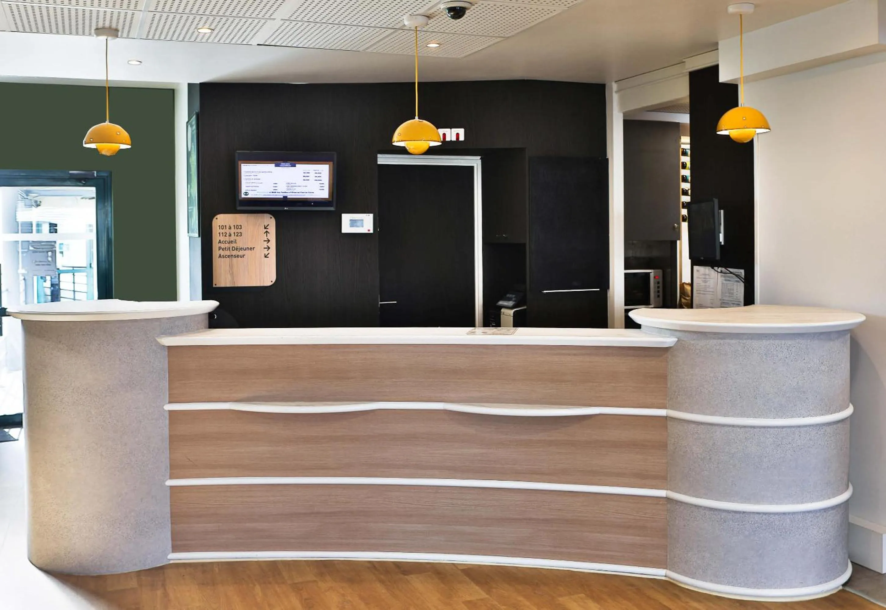 Lobby or reception in B&B HOTEL Les Sables-d'Olonne Centre Gare