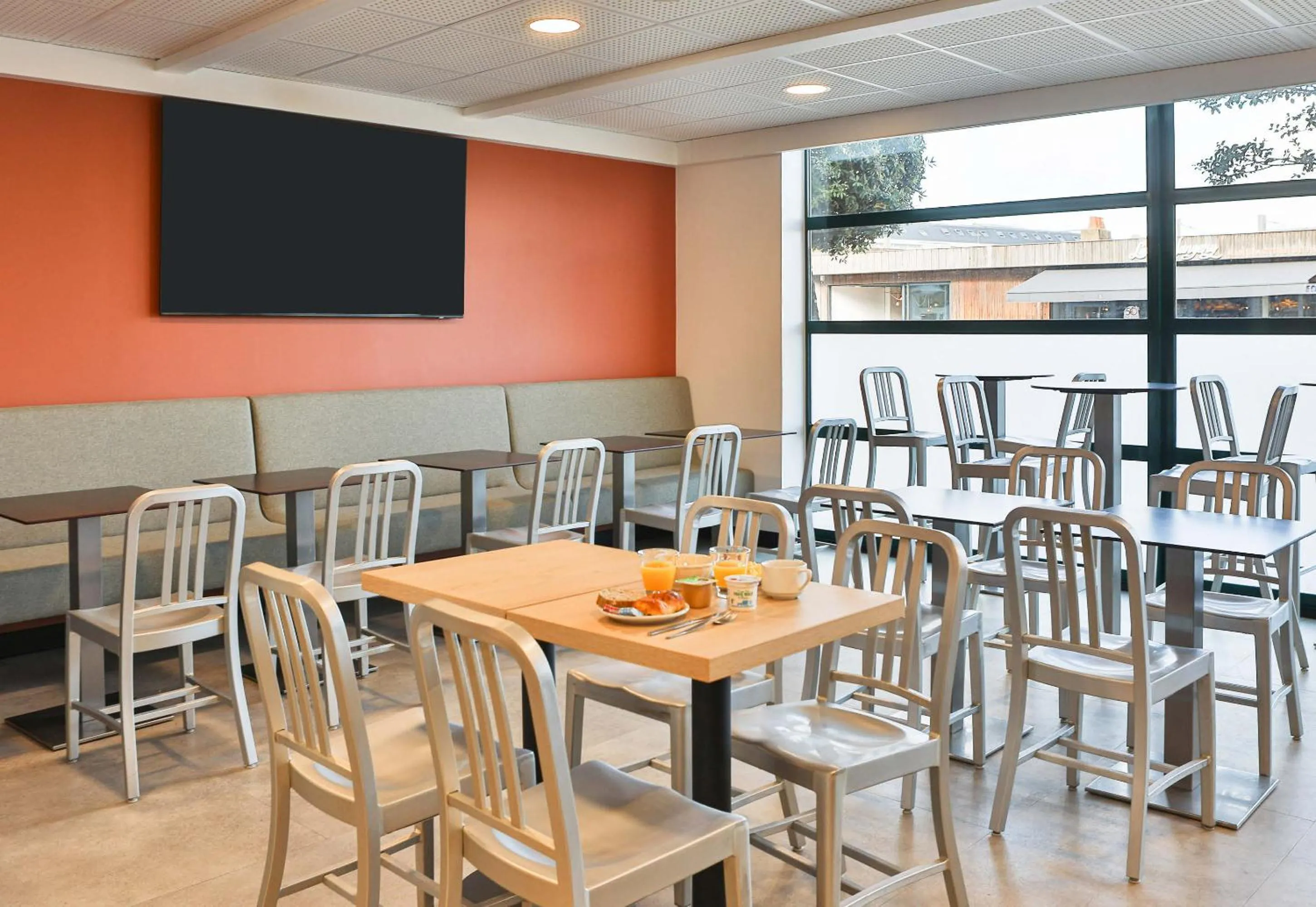 Food and drinks in B&B HOTEL Les Sables-d'Olonne Centre Gare