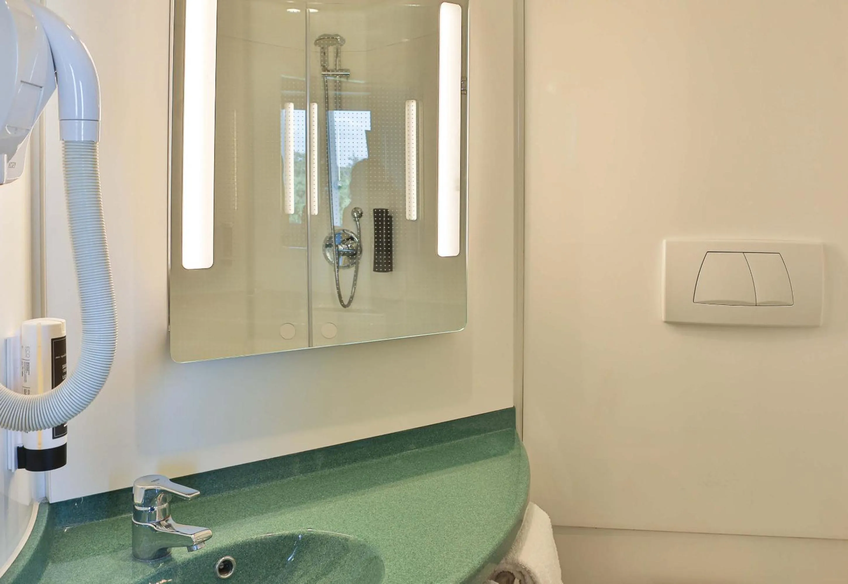 Shower in B&B HOTEL Les Sables-d'Olonne Centre Gare