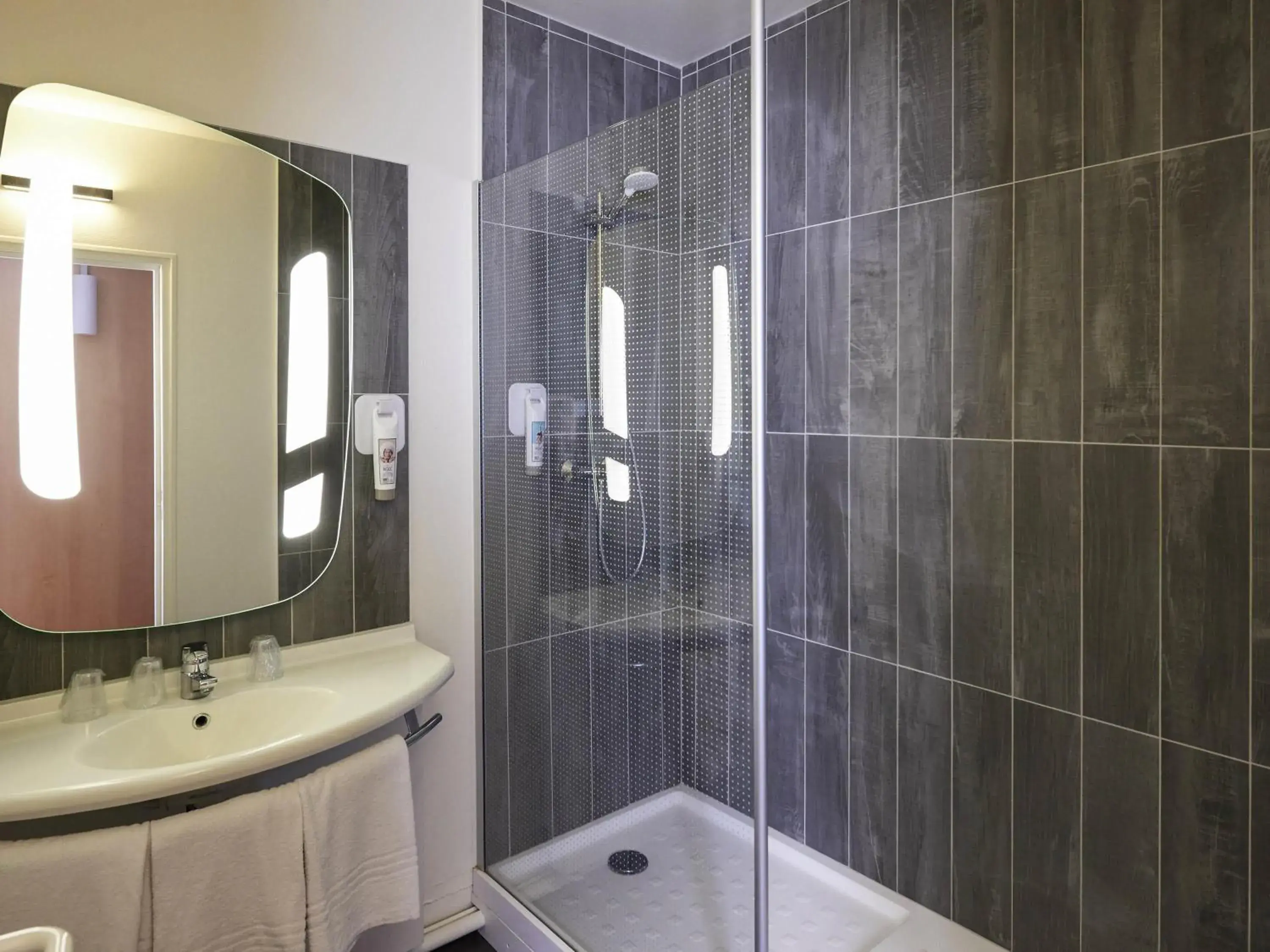 Standard Room with 1 double bed and 1 single bed in ibis Cholet Standard Room with 1 double bed and 1 single bed in ibis Cholet