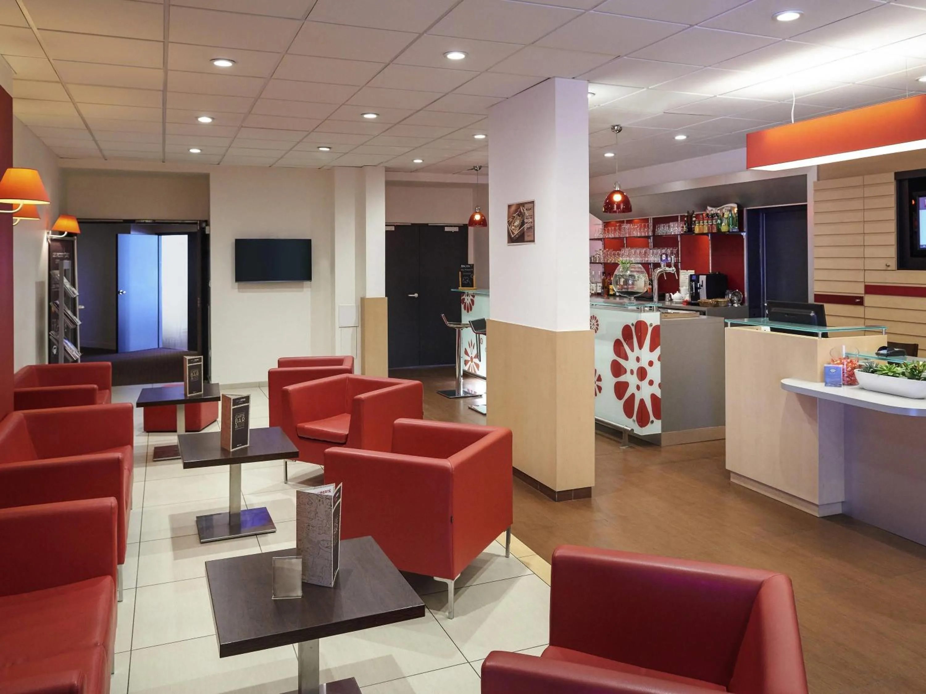 Lounge or bar in ibis Cholet