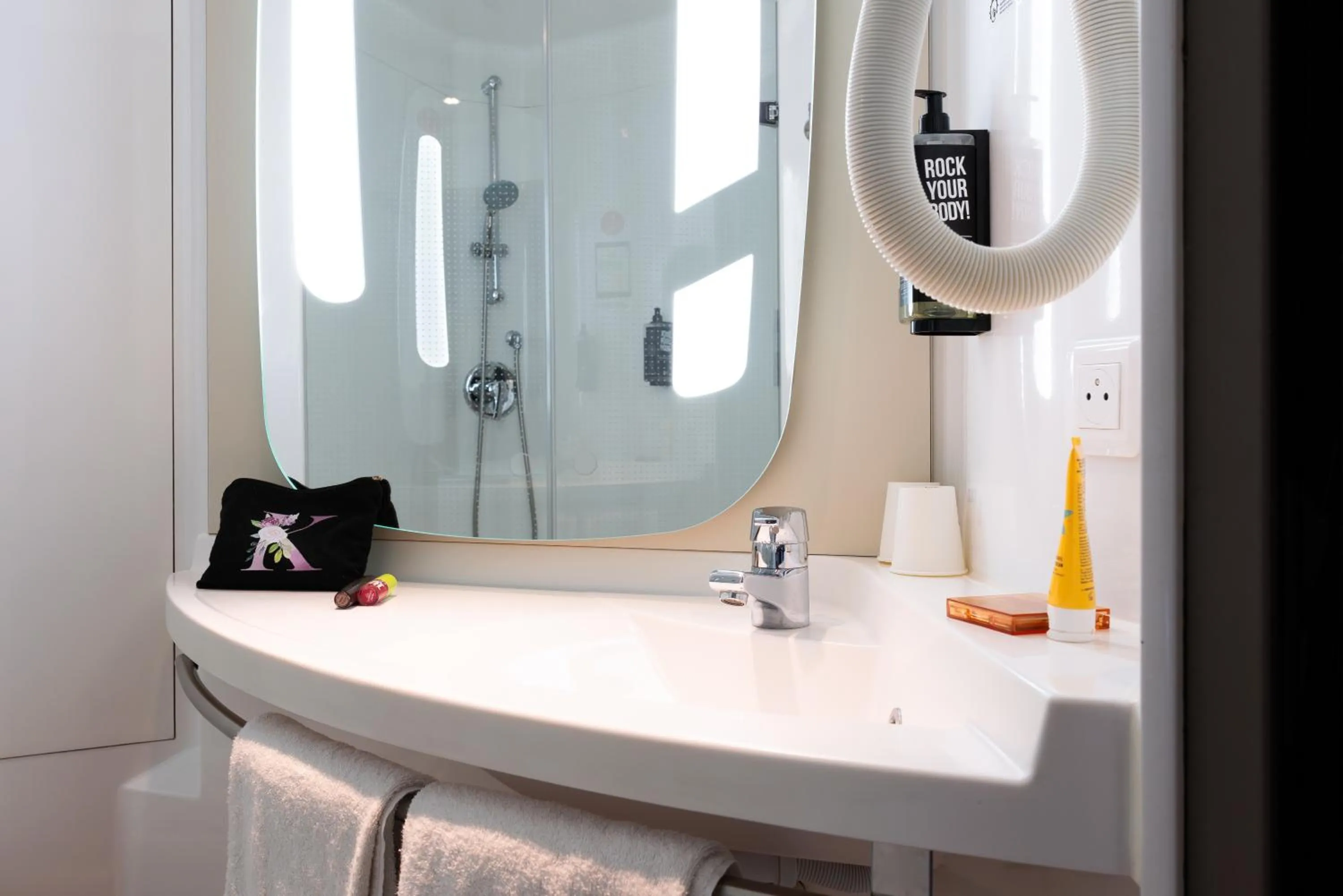 Bathroom in ibis Arcachon la Teste de Buch