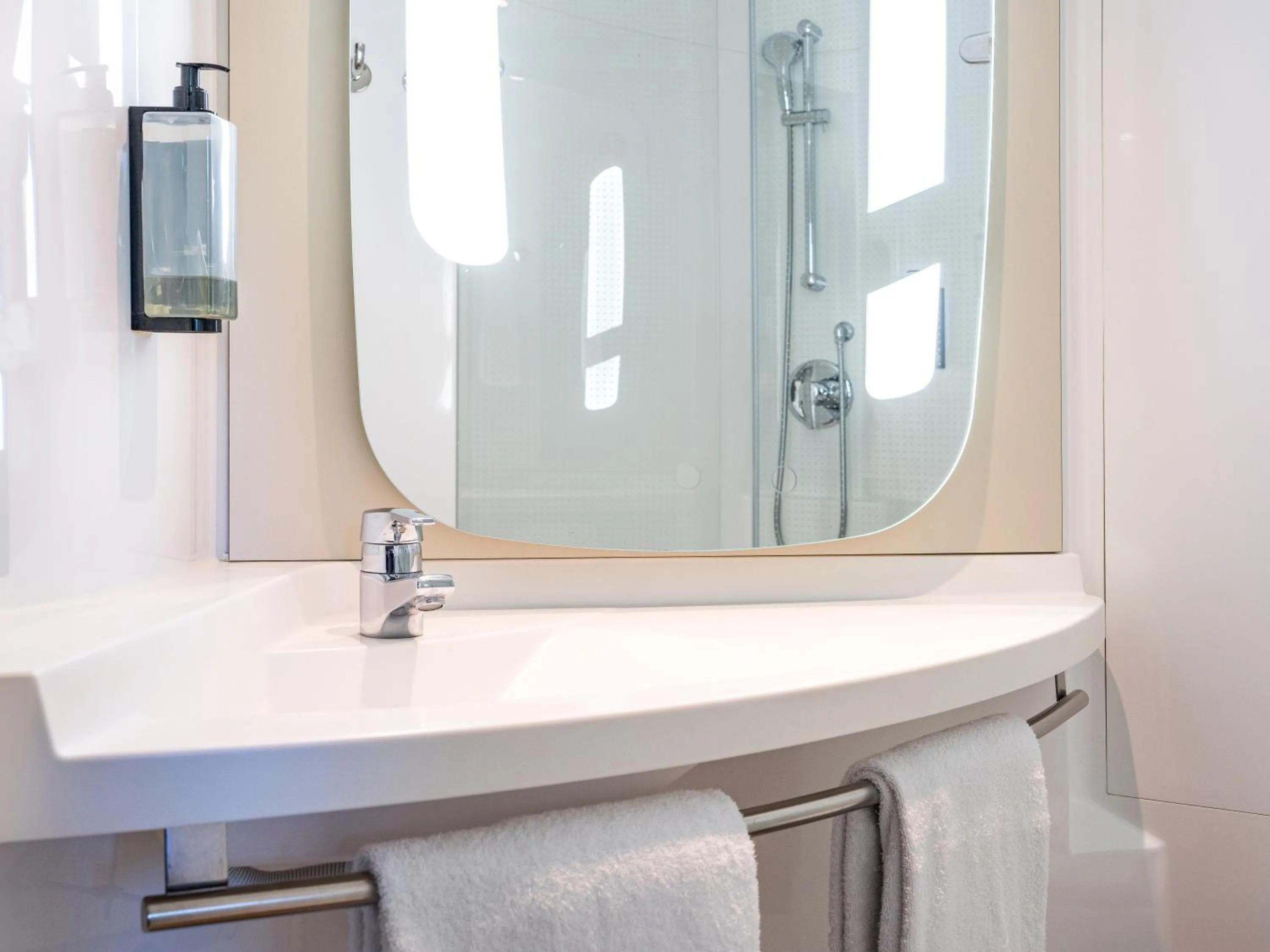 Bathroom in ibis Arcachon la Teste de Buch