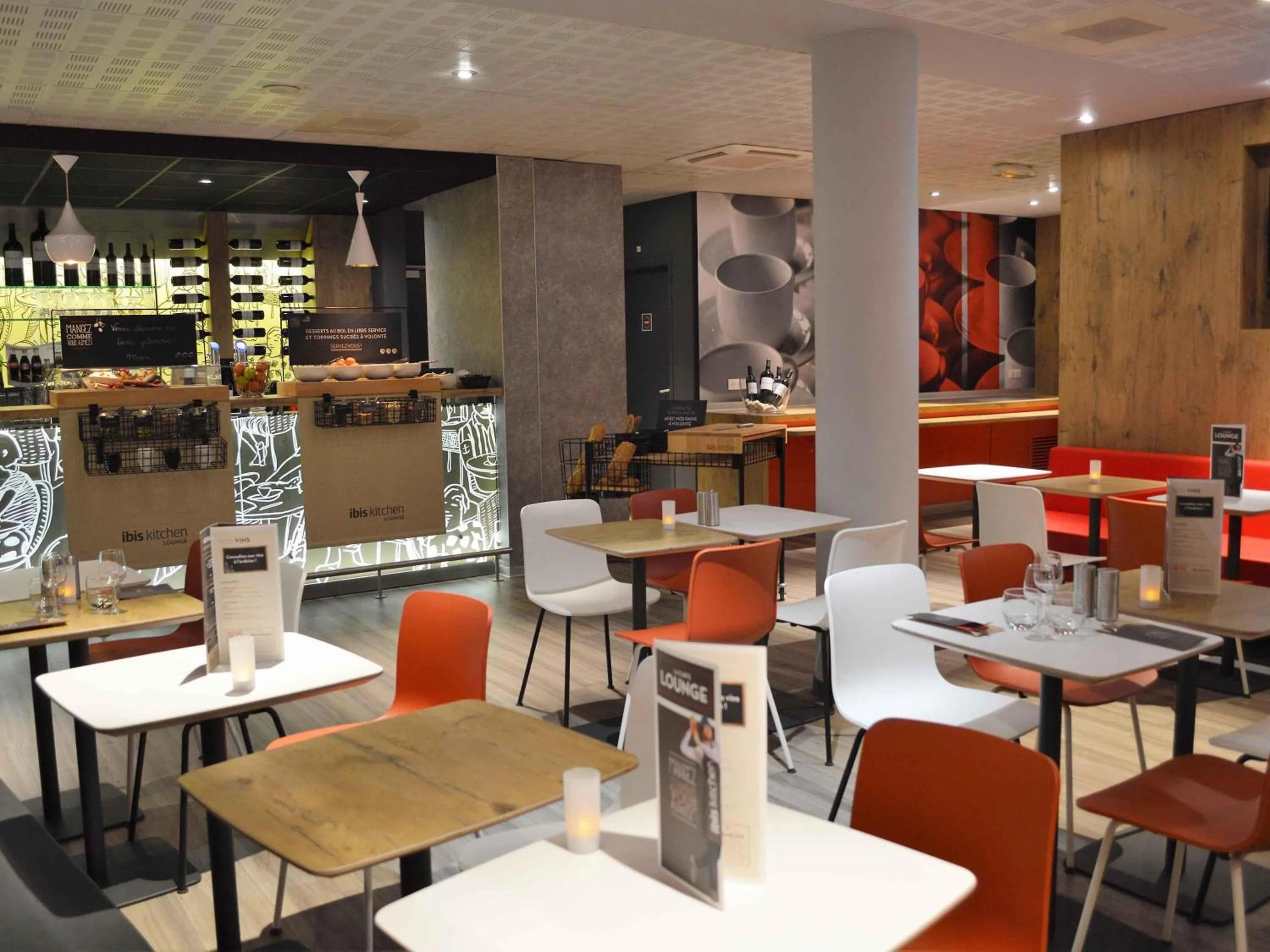 Lounge or bar in ibis Honfleur