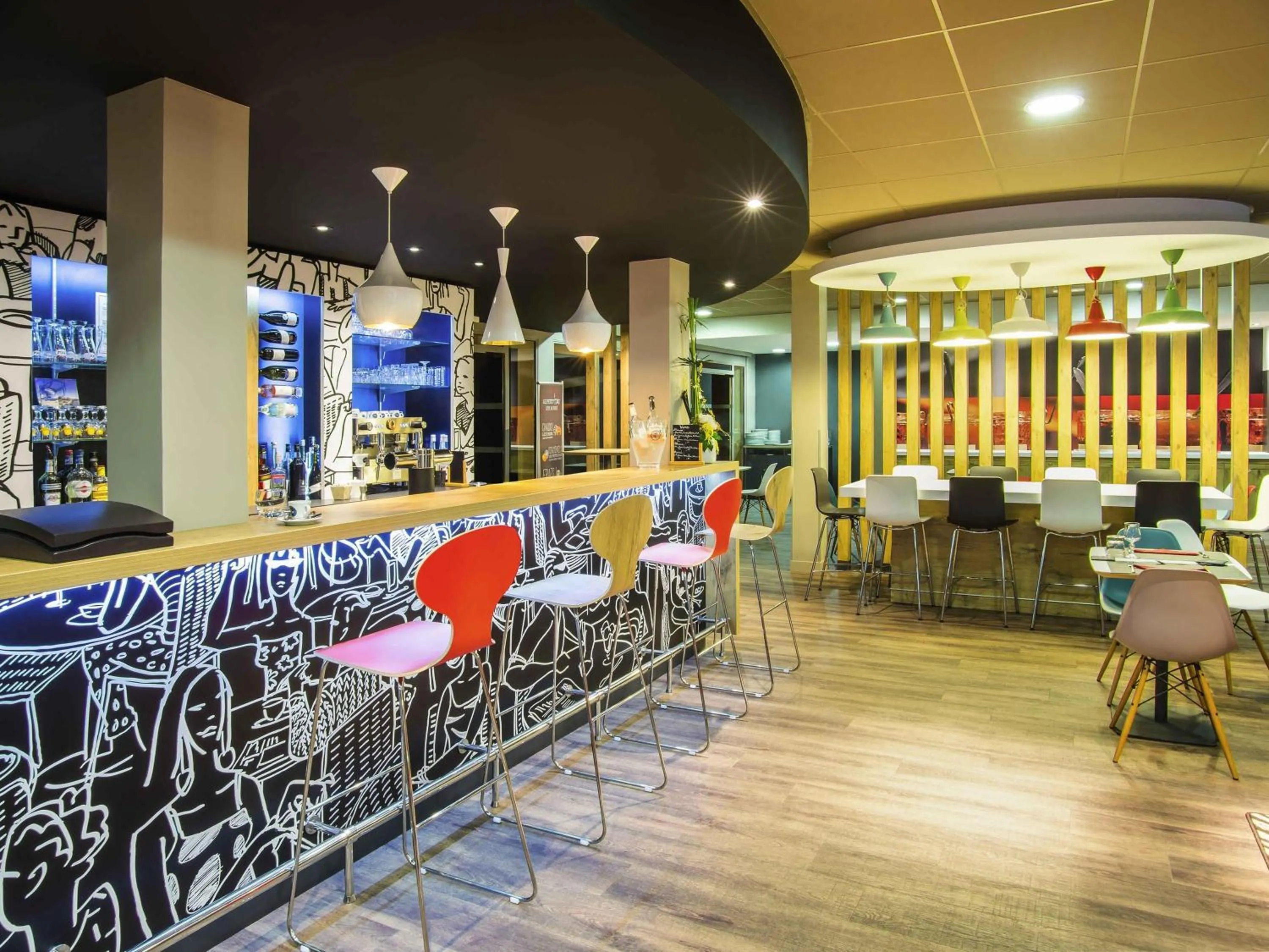 Lounge or bar in ibis Tarbes Odos