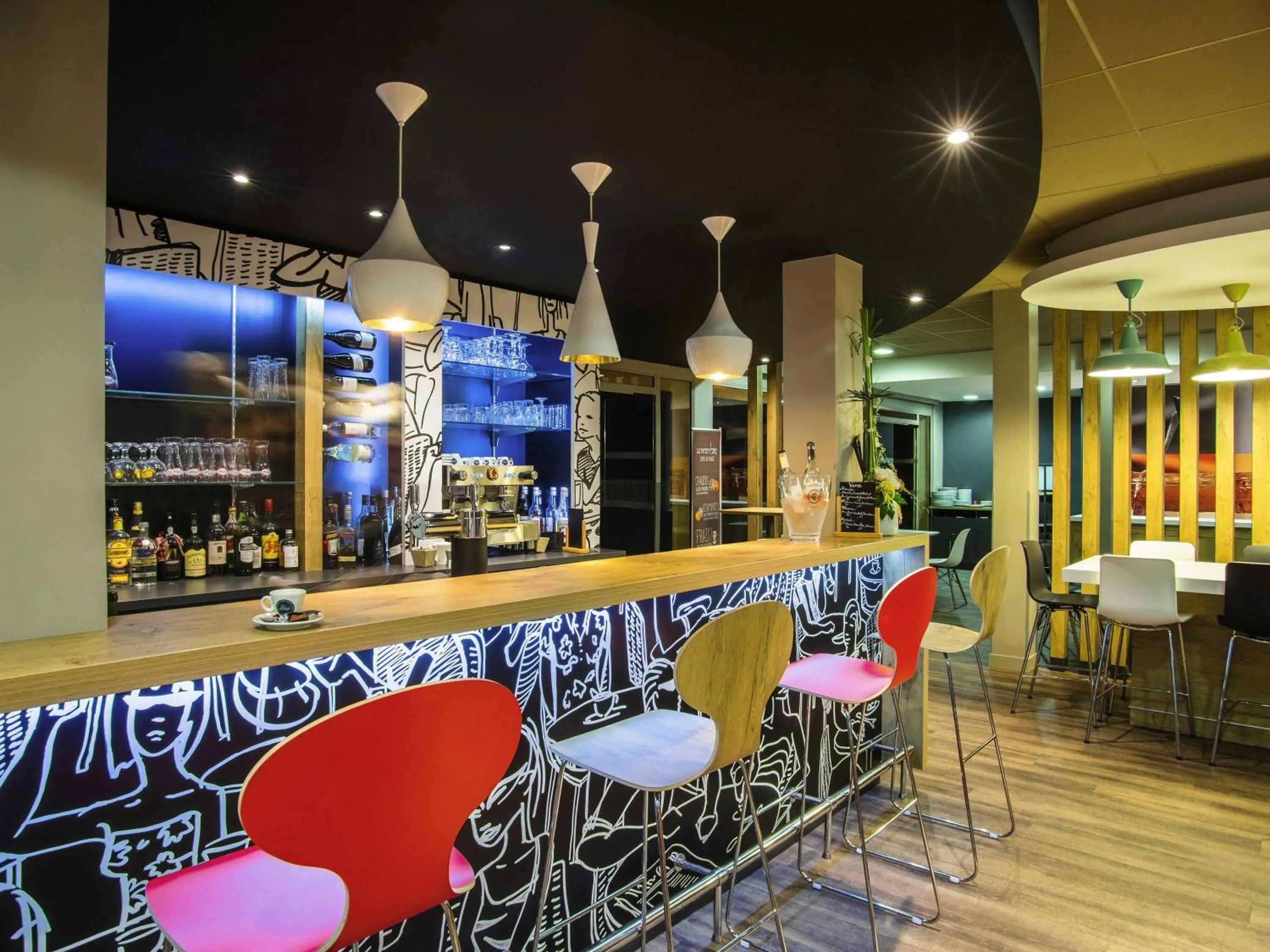 Lounge or bar in ibis Tarbes Odos