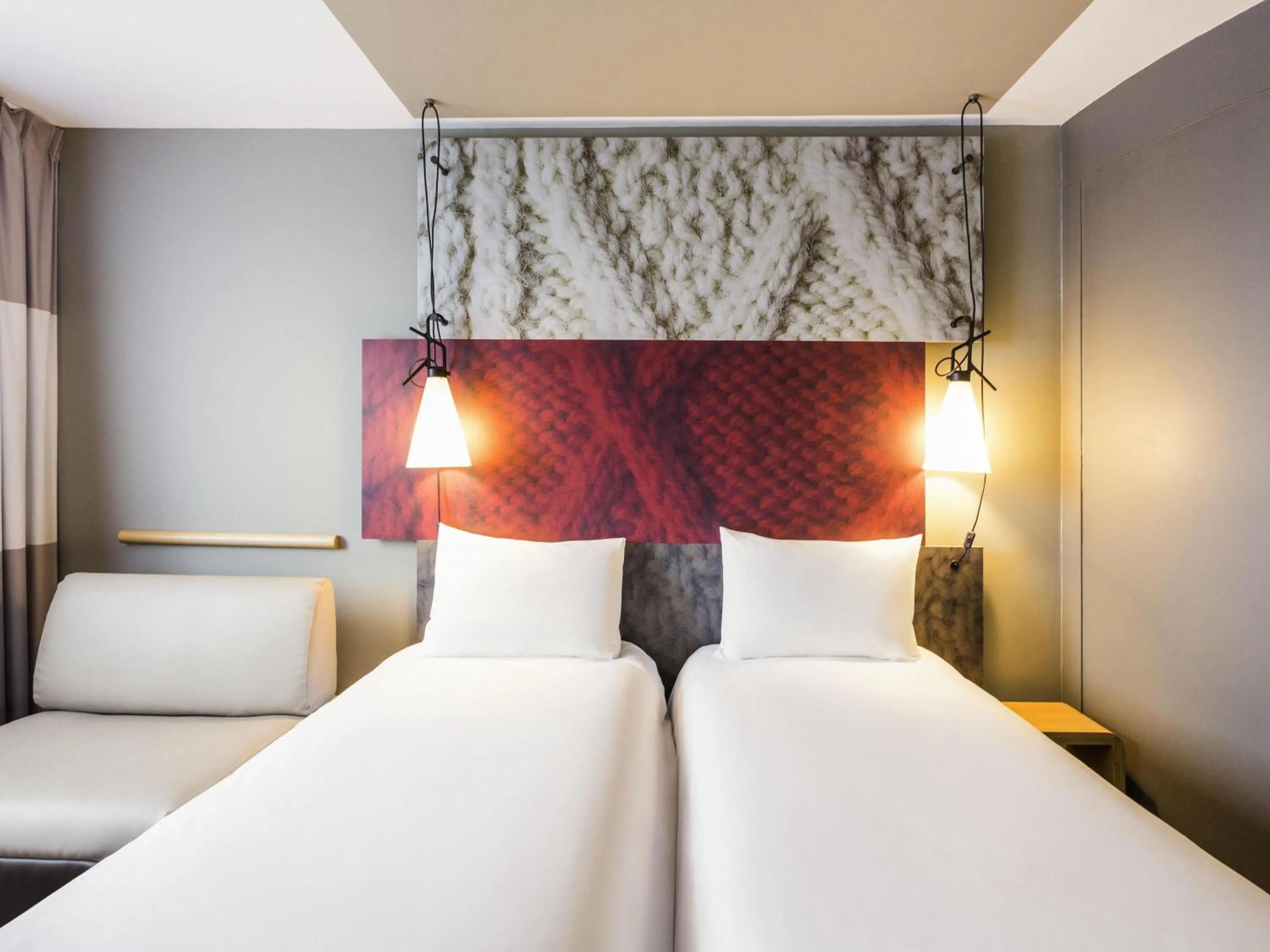 Bedroom, Bed in ibis Bordeaux Centre Bastide