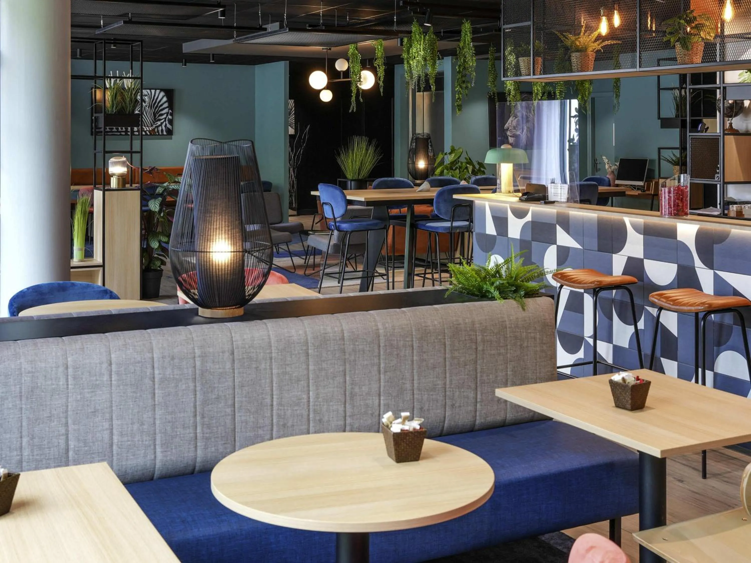 Lounge or bar in Ibis Vitré Centre