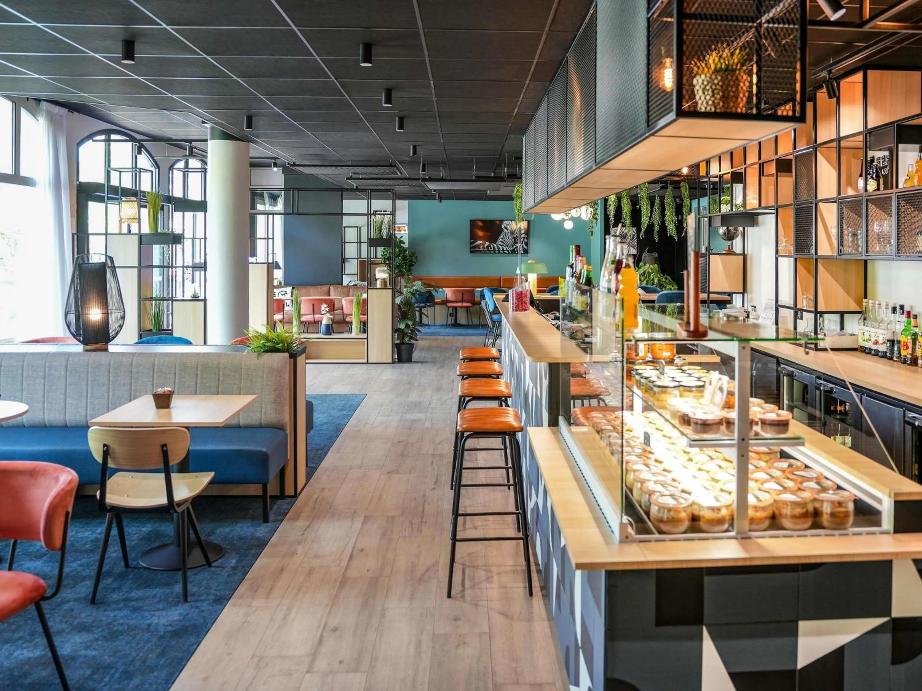 Lounge or bar in Ibis Vitré Centre