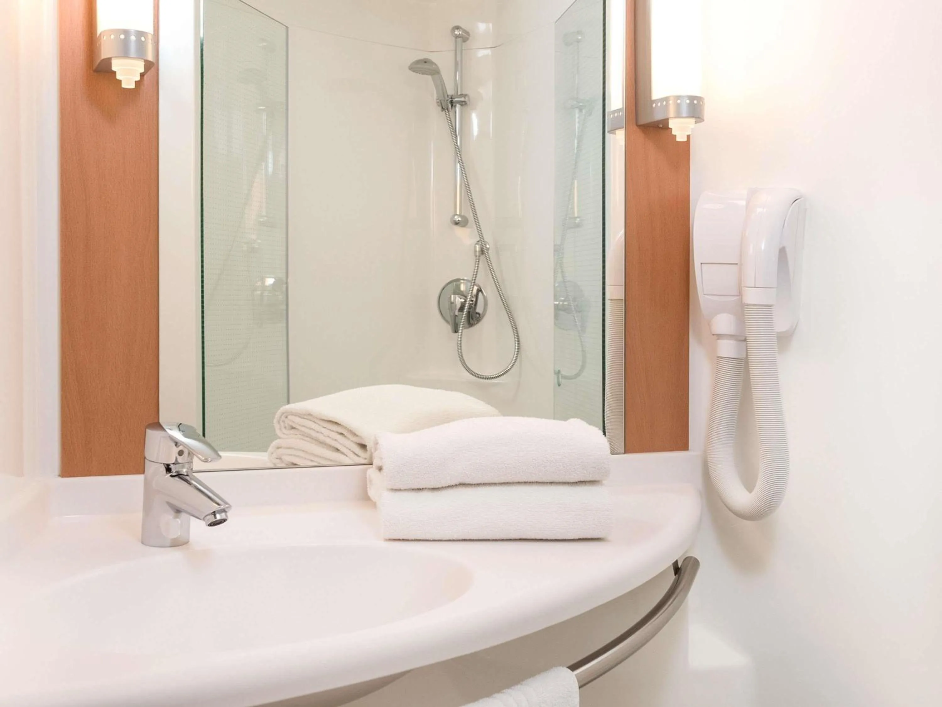 Bedroom in Ibis Vitré Centre