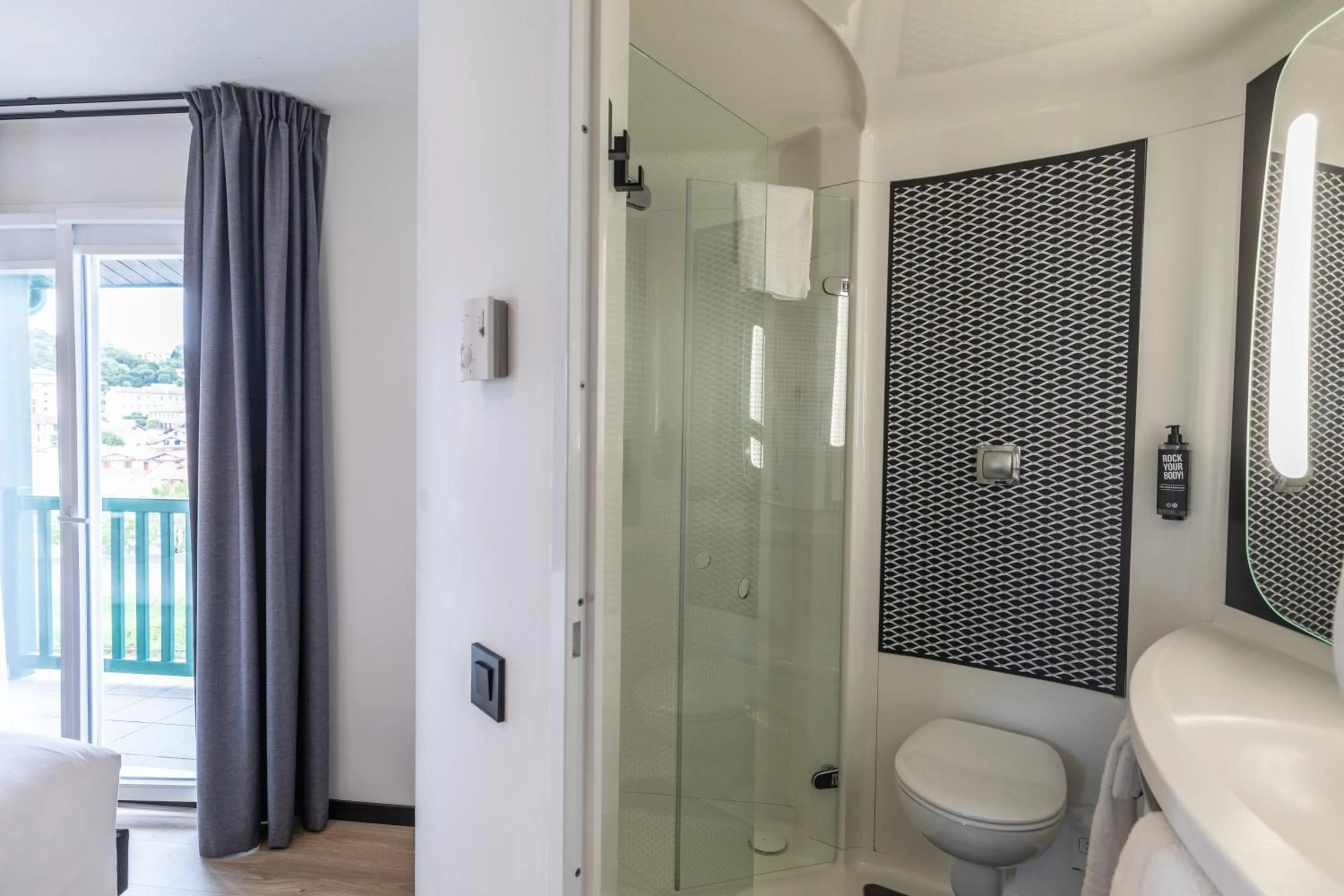 Bathroom in ibis Ciboure Saint-Jean-de-Luz