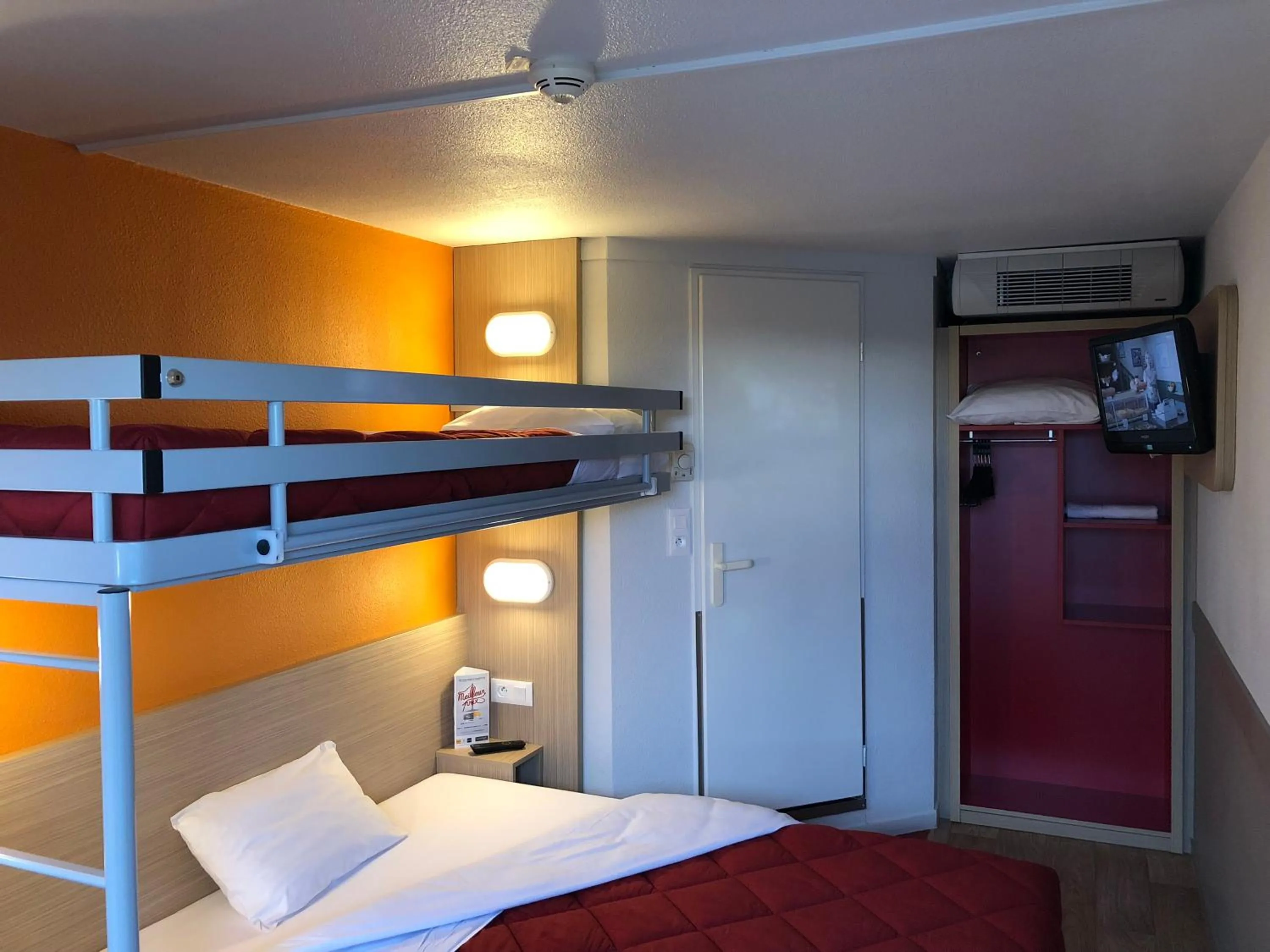 bunk bed, Bed in Premiere Classe Perpignan Sud
