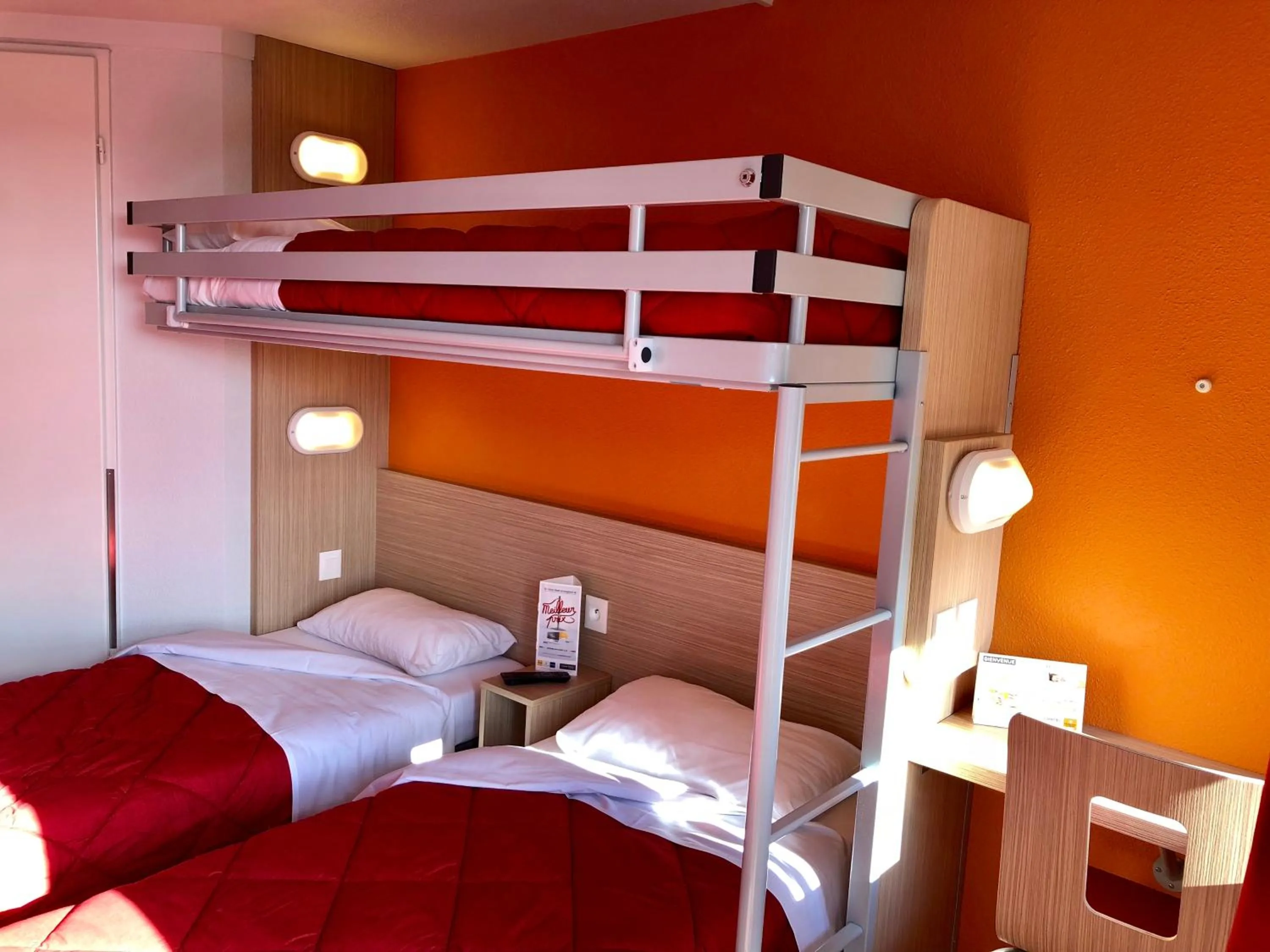 Photo of the whole room, Bed in Premiere Classe Perpignan Sud