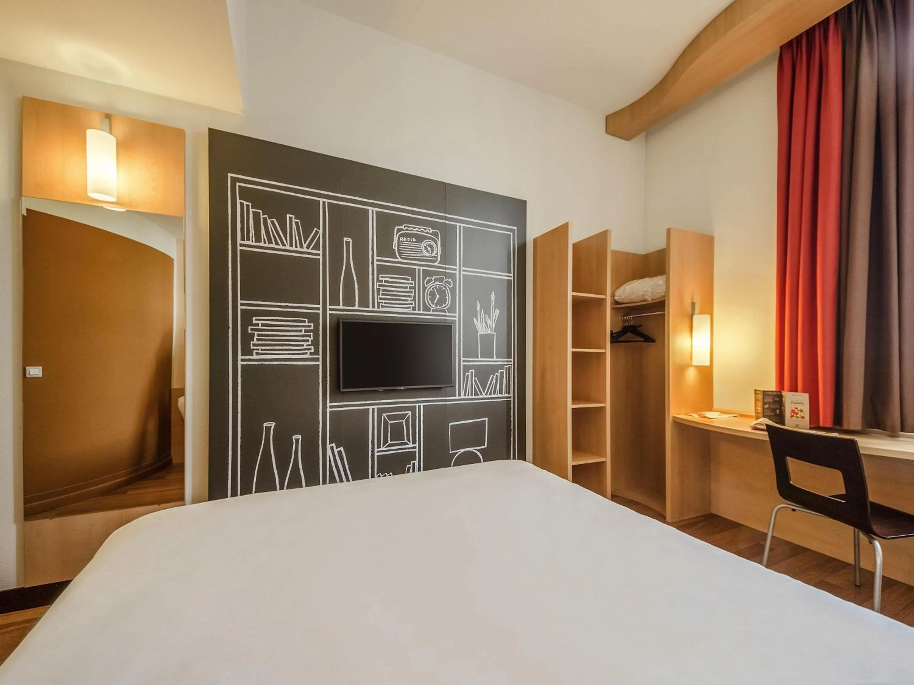 Bedroom, Bed in Ibis Sarlat Centre