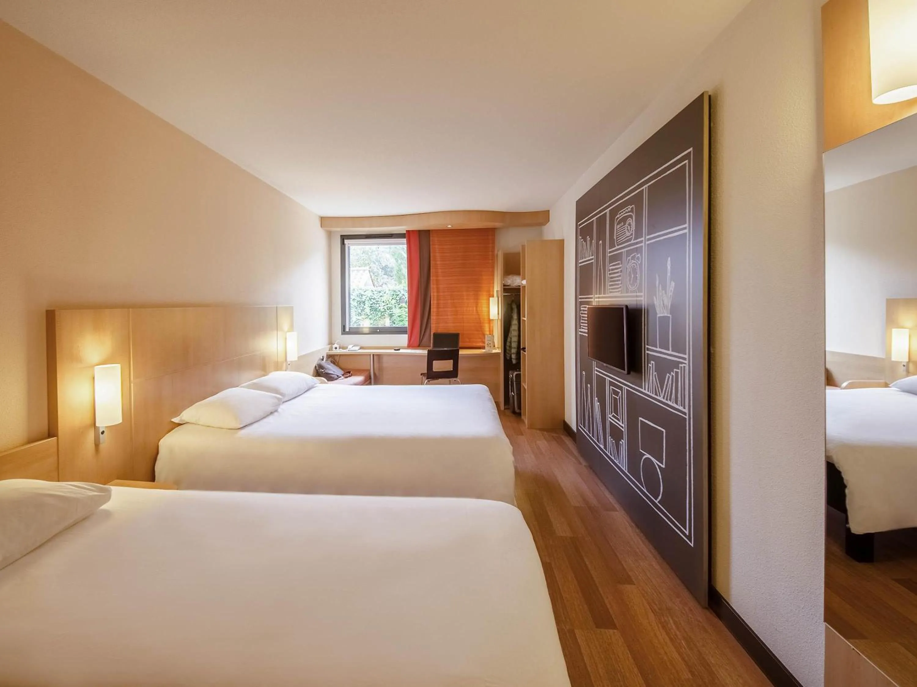 Bedroom, Bed in Ibis Sarlat Centre