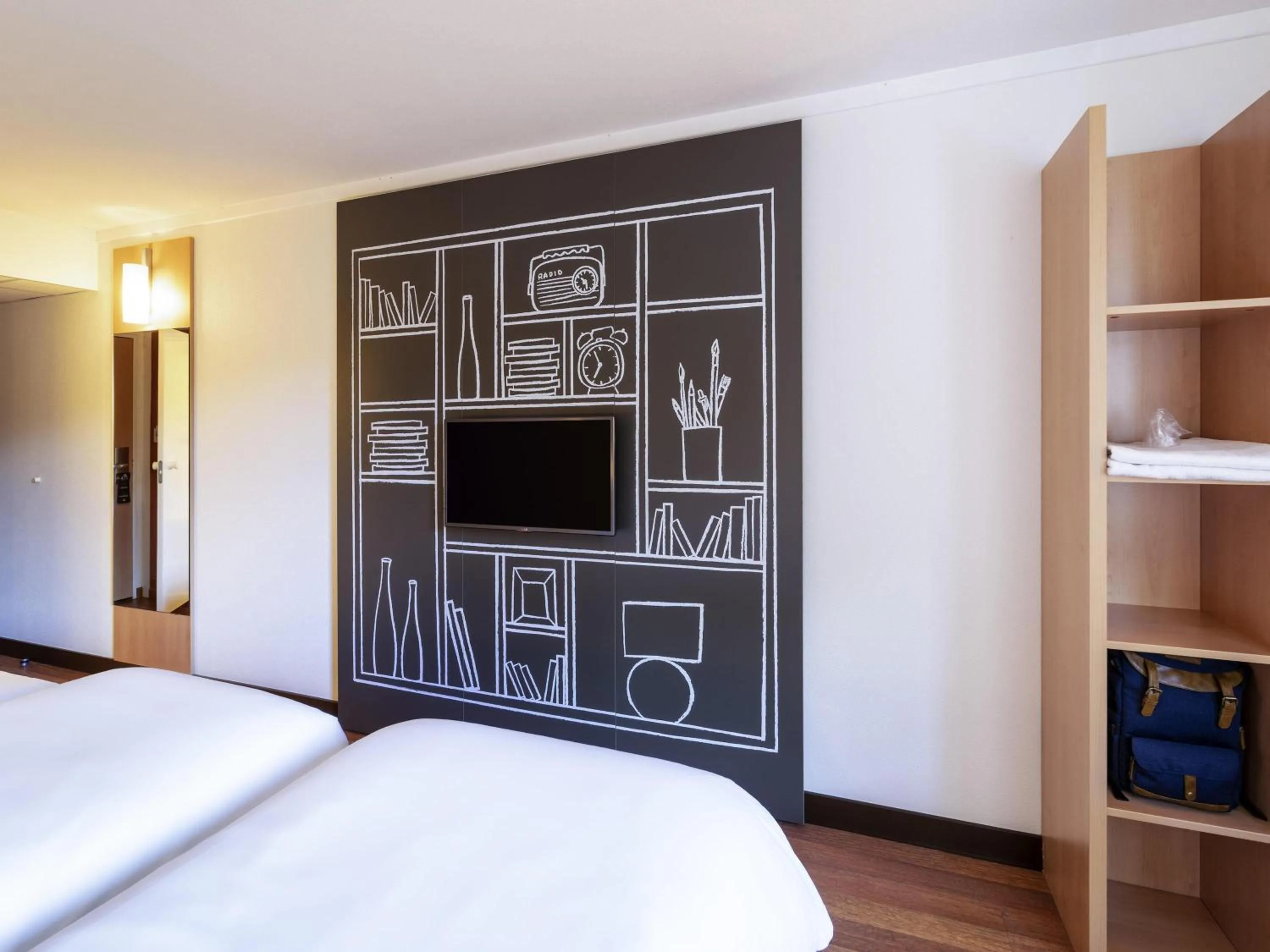 Bedroom, Bed in Ibis Sarlat Centre