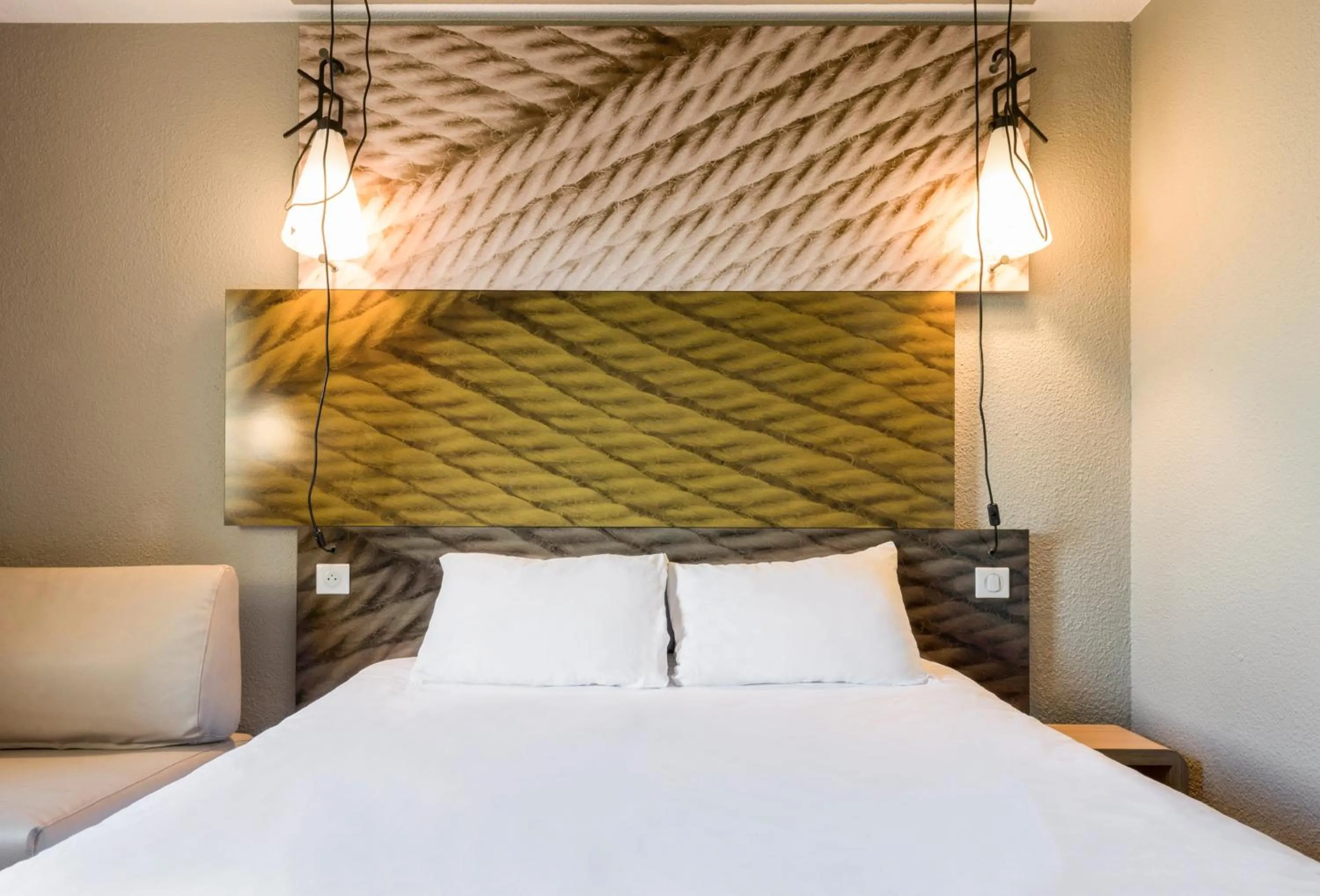 Bathroom, Bed in ibis Issy les Moulineaux "Val de Seine"