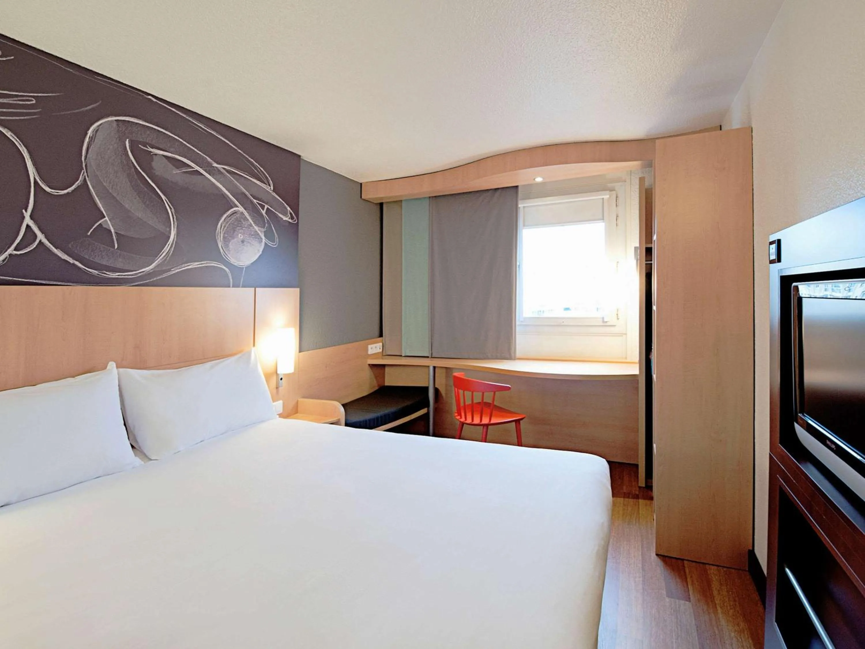 Photo of the whole room, Bed in ibis Issy les Moulineaux "Val de Seine"