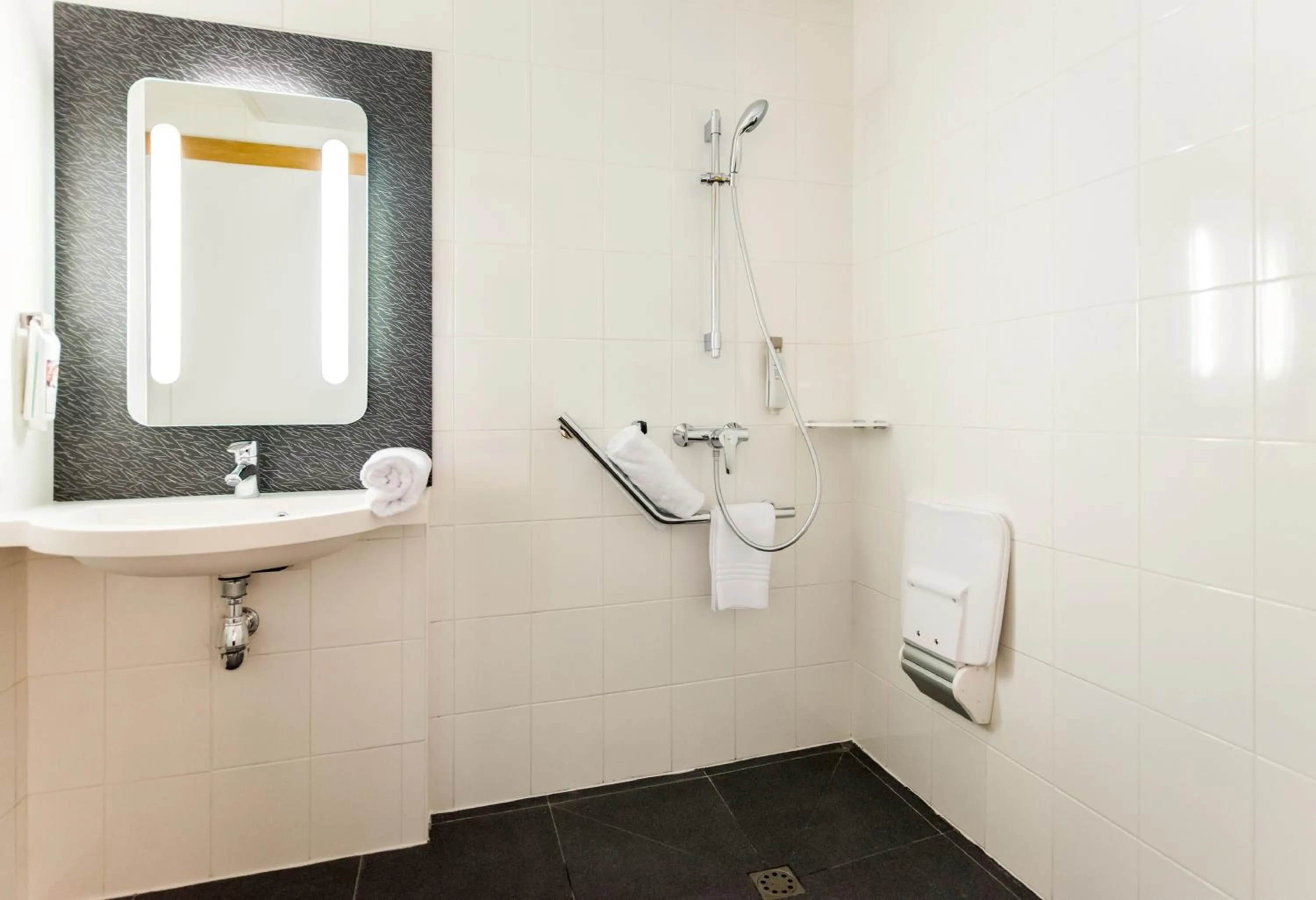 Bathroom in ibis Issy les Moulineaux "Val de Seine"