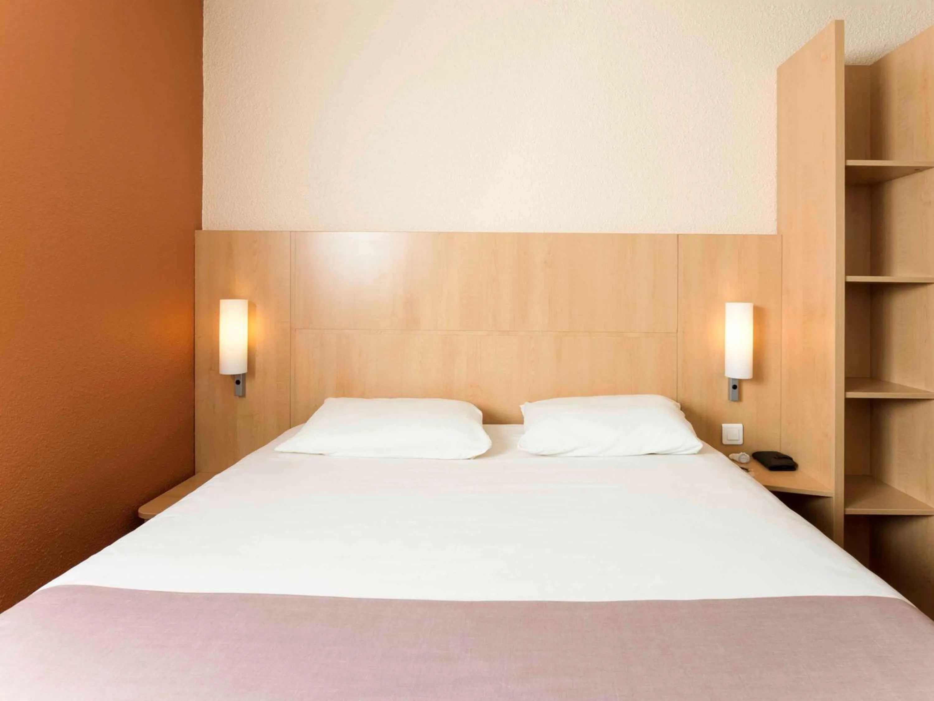 Photo of the whole room, Bed in ibis Issy les Moulineaux "Val de Seine"