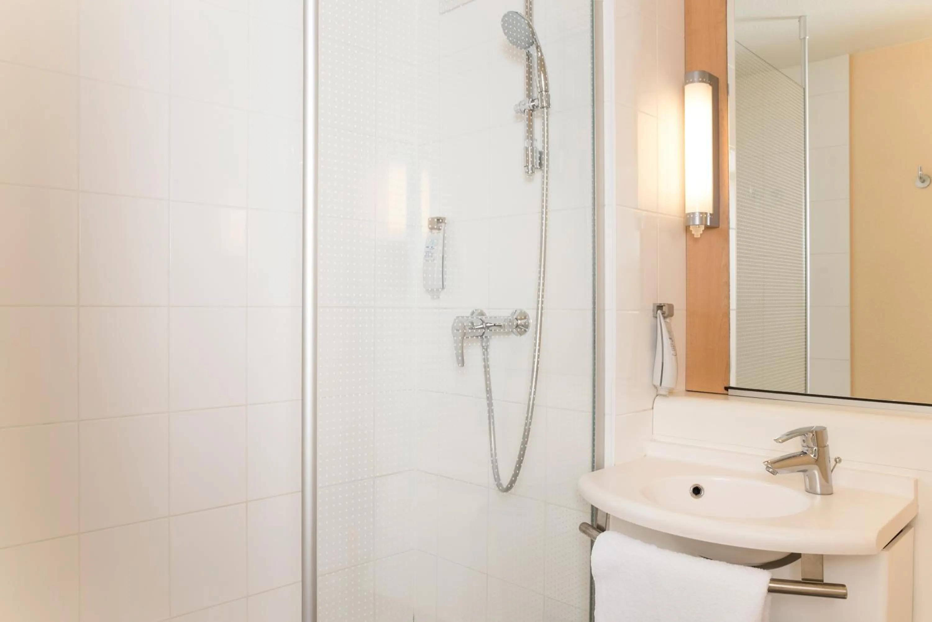 Bathroom in ibis Issy les Moulineaux "Val de Seine"